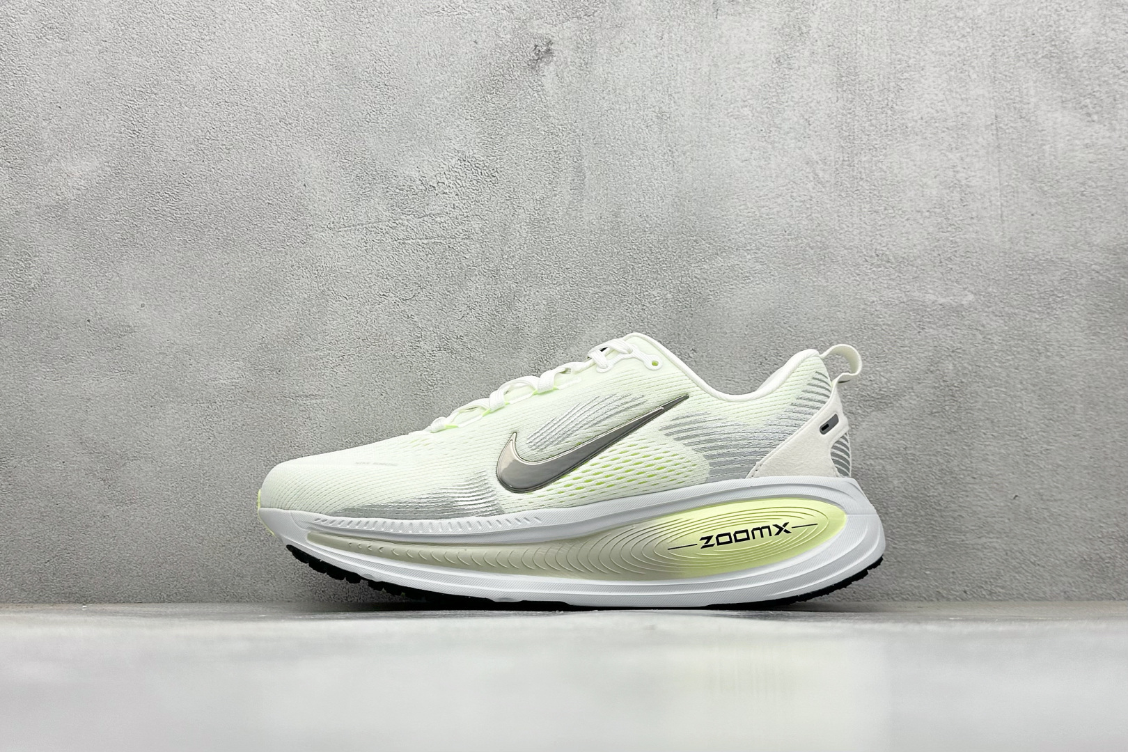 180 RS版 NK Zoom VOMERO 18 轻量跑鞋 耐克网透面气 训跑练步鞋 HM6804-107