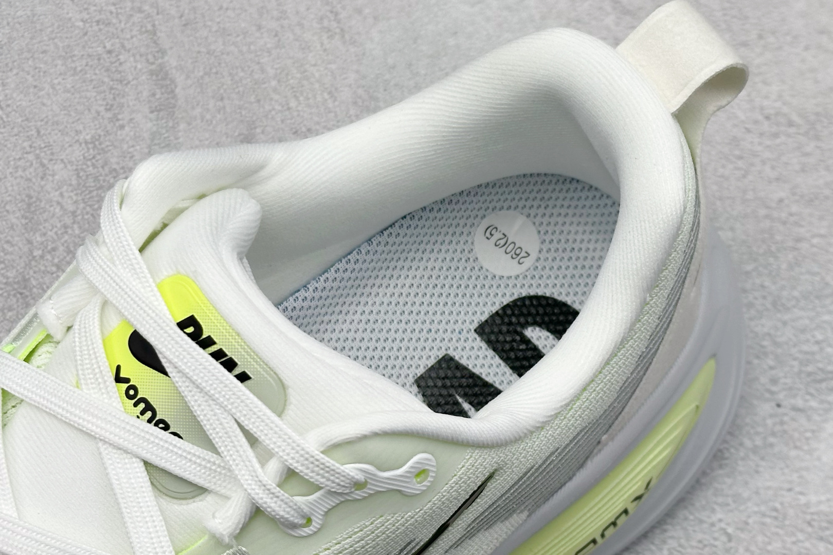 180 RS版 NK Zoom VOMERO 18 轻量跑鞋 耐克网透面气 训跑练步鞋 HM6804-107