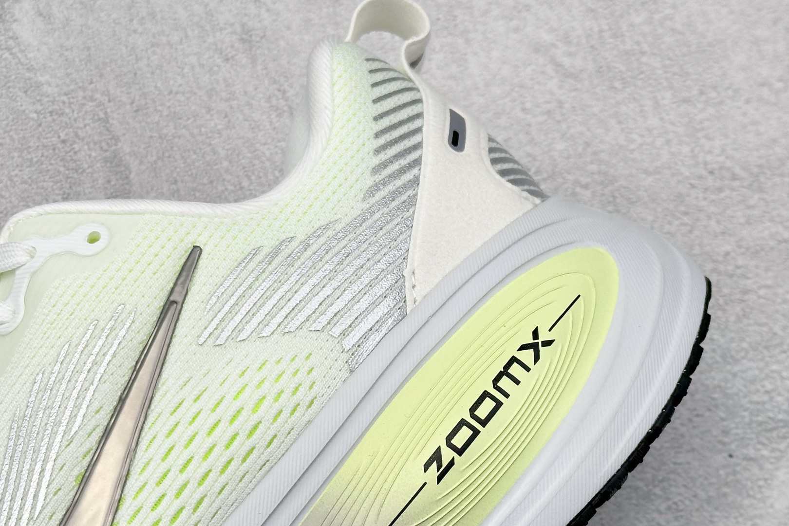 180 RS版 NK Zoom VOMERO 18 轻量跑鞋 耐克网透面气 训跑练步鞋 HM6804-107