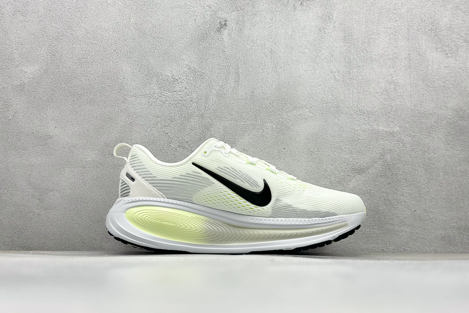 180 RS版 NK Zoom VOMERO 18 轻量跑鞋 耐克网透面气 训跑练步鞋 HM6804-107