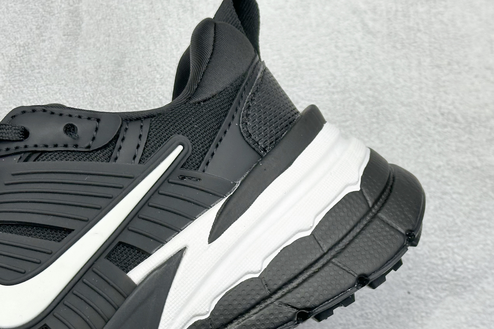 190 NK V2K Run 减震防滑复古低帮跑步鞋 FD0736-001