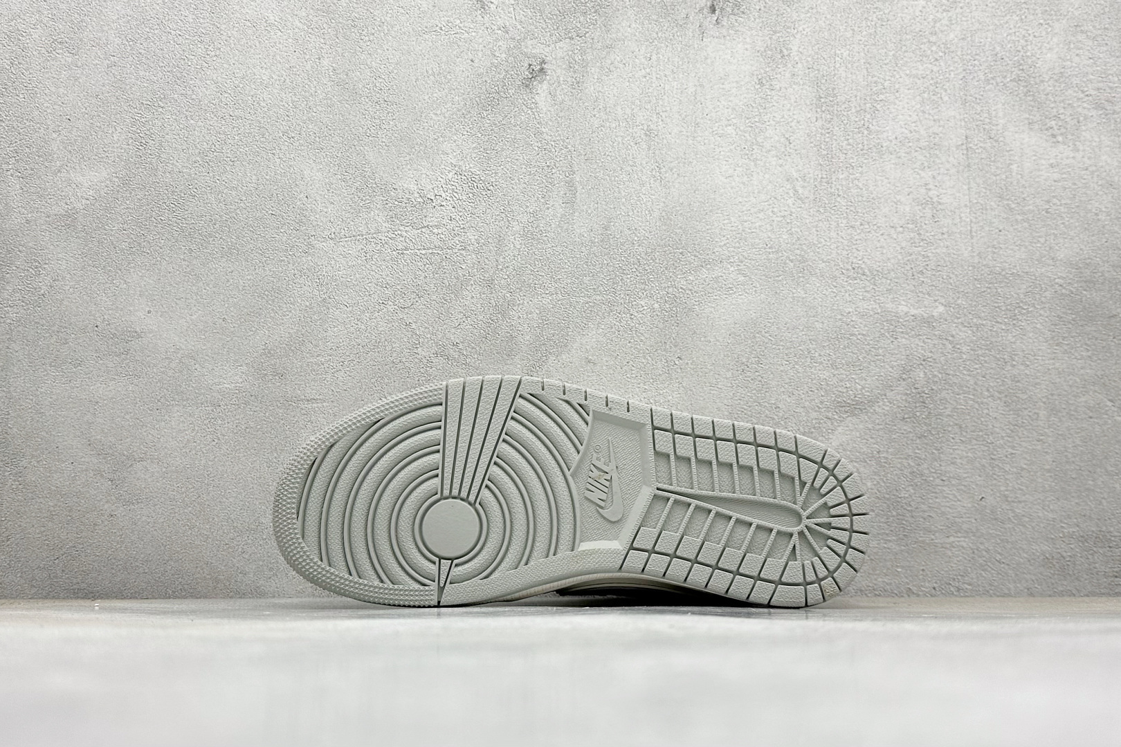 Travis Scott x Nike Air Jordan 1 Low x Superme Air Jordan 1 Low 反转白灰小勾倒钩 JW1188-155