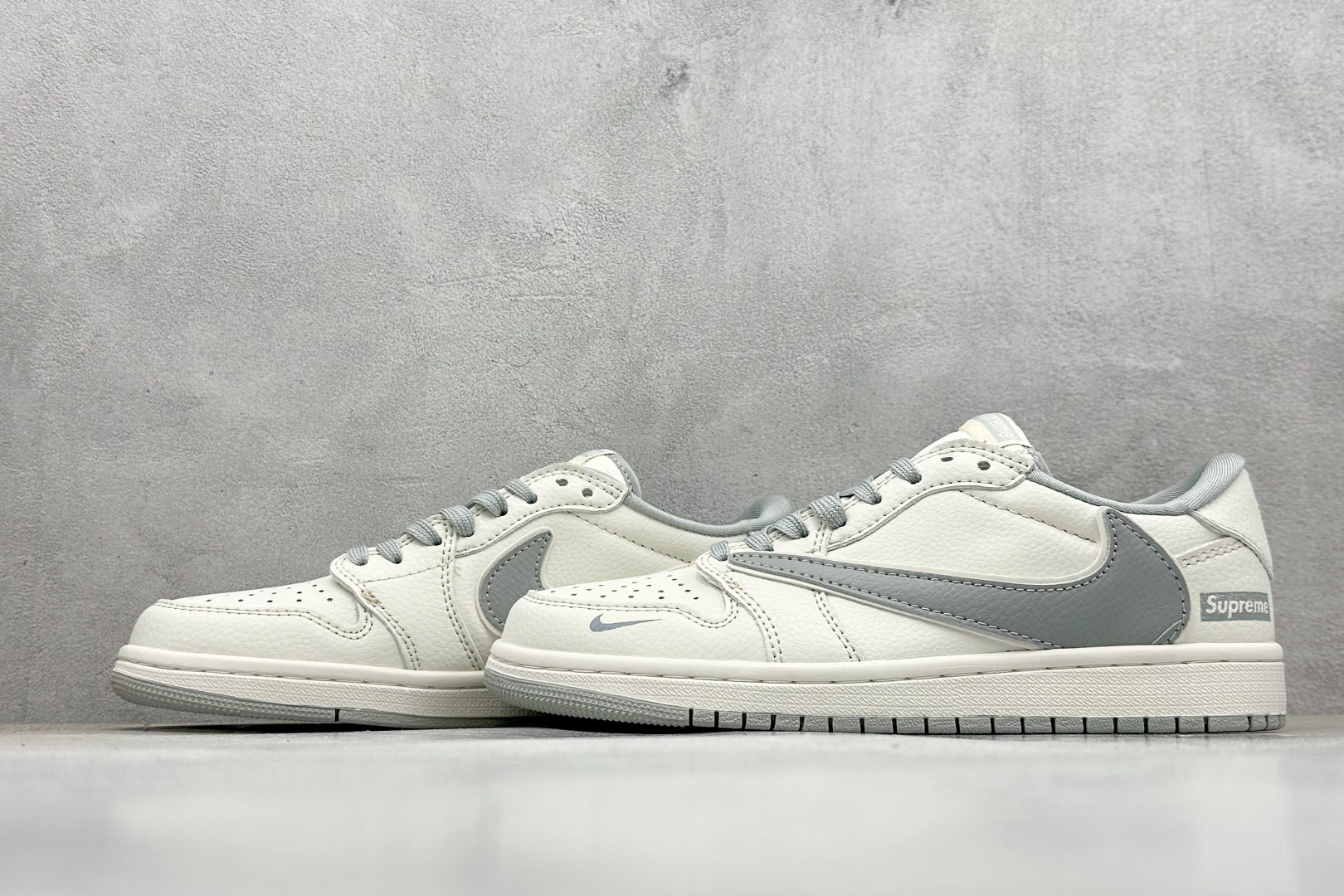 Travis Scott x Nike Air Jordan 1 Low x Superme Air Jordan 1 Low 反转白灰小勾倒钩 JW1188-155