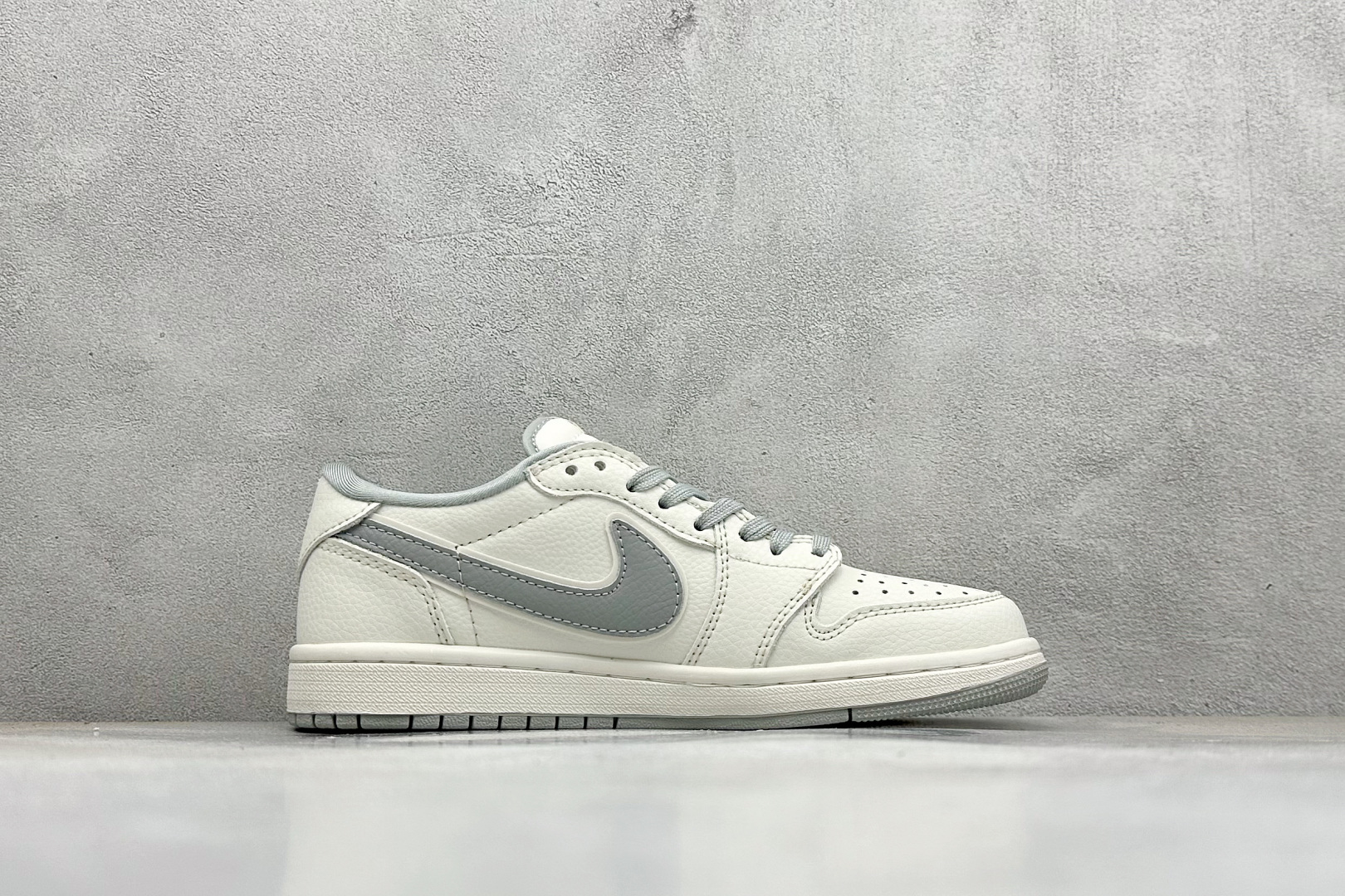 Travis Scott x Nike Air Jordan 1 Low x Superme Air Jordan 1 Low 反转白灰小勾倒钩 JW1188-155