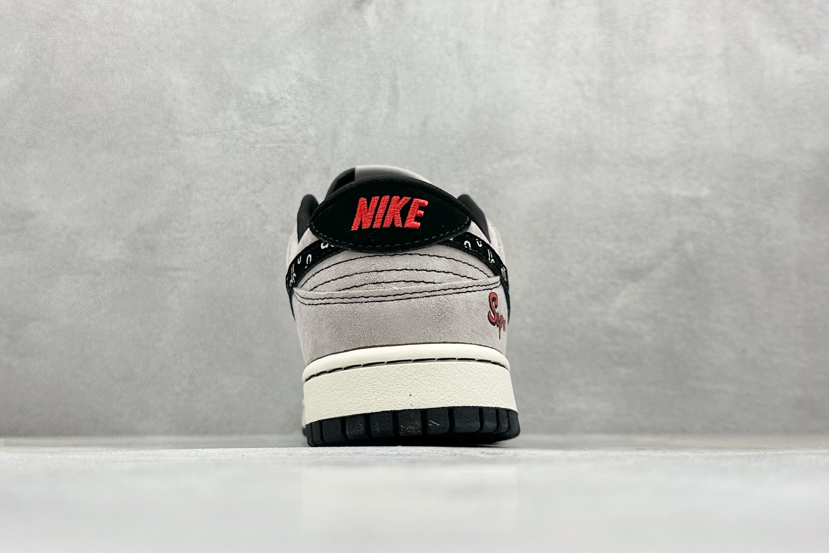 Nike SB Dunk Low x Supreme 猪八灰红 SD2025-001