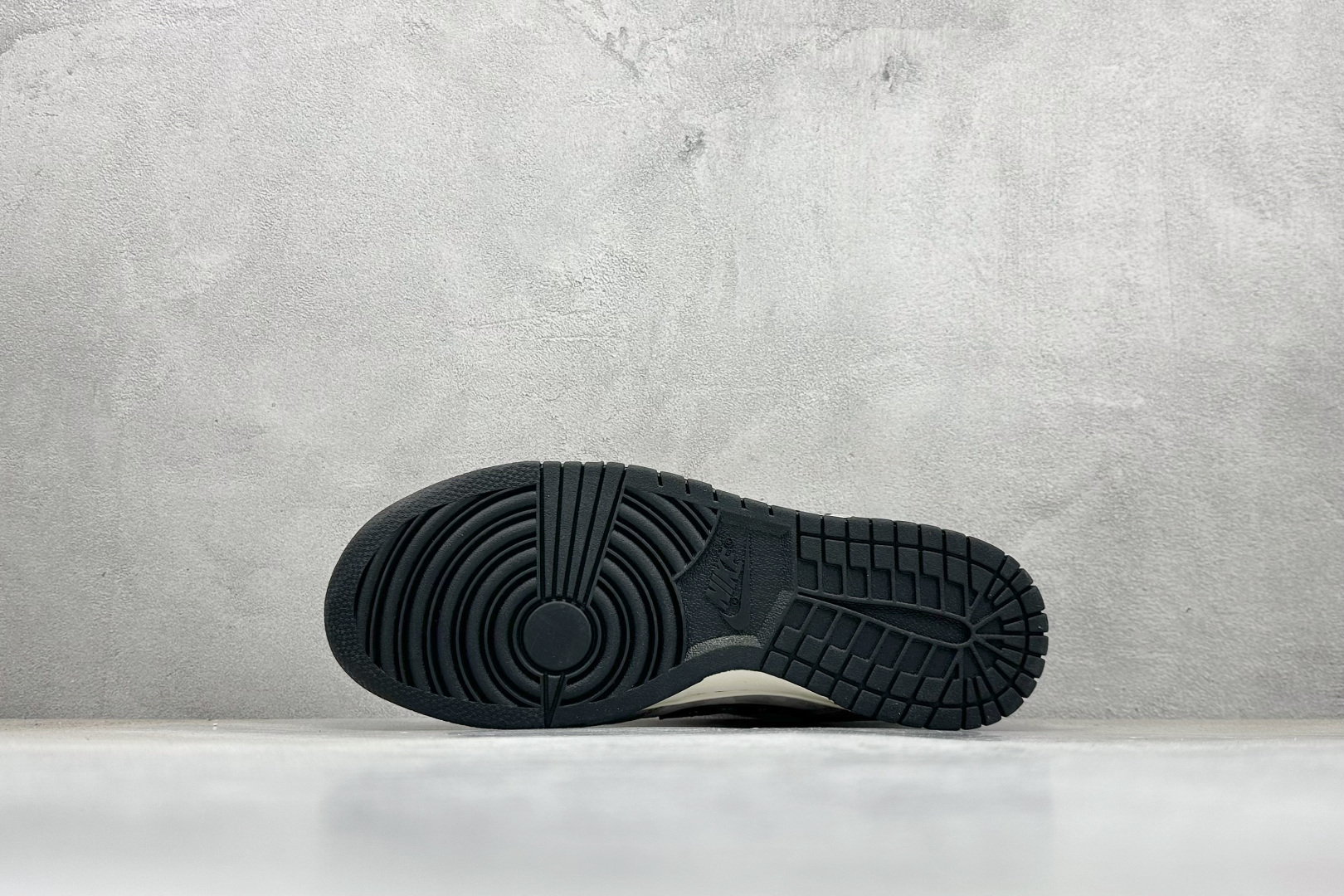 Nike SB Dunk Low x Supreme 猪八灰红 SD2025-001