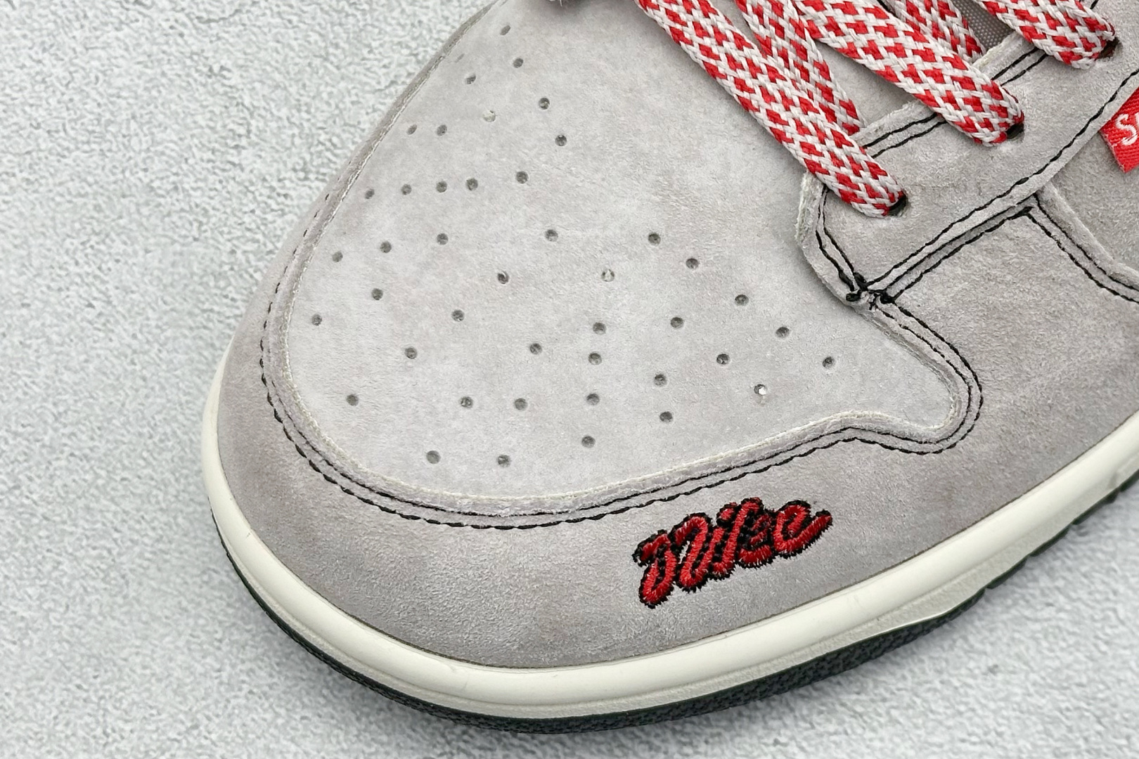 Nike SB Dunk Low x Supreme 猪八灰红 SD2025-001