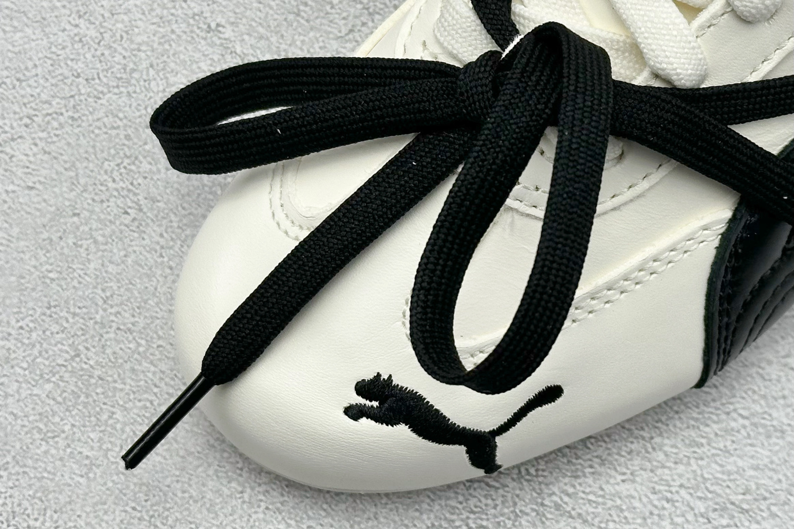 头层Rose x PUMA彪马 Speedcat 系列 联名款 赛车 德训双鞋带 绑带休闲运动低帮板鞋 404390-01