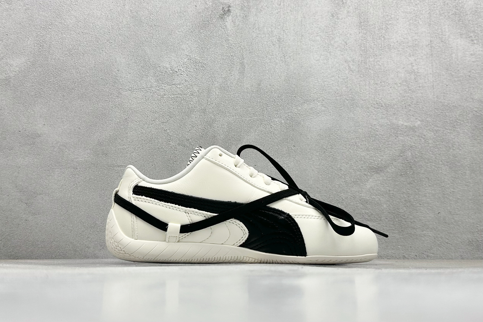 头层Rose x PUMA彪马 Speedcat 系列 联名款 赛车 德训双鞋带 绑带休闲运动低帮板鞋 404390-01