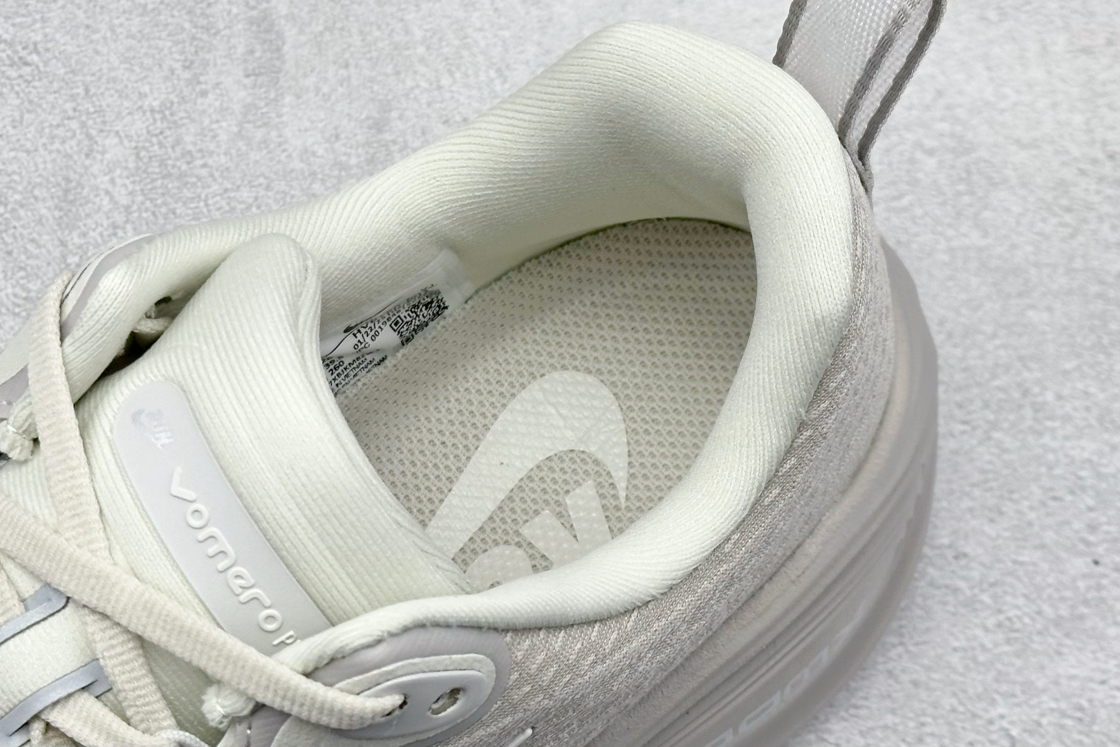 Nike Air Zoom Vomero Plus 耐克网面厚底气垫跑鞋 HV8150-001