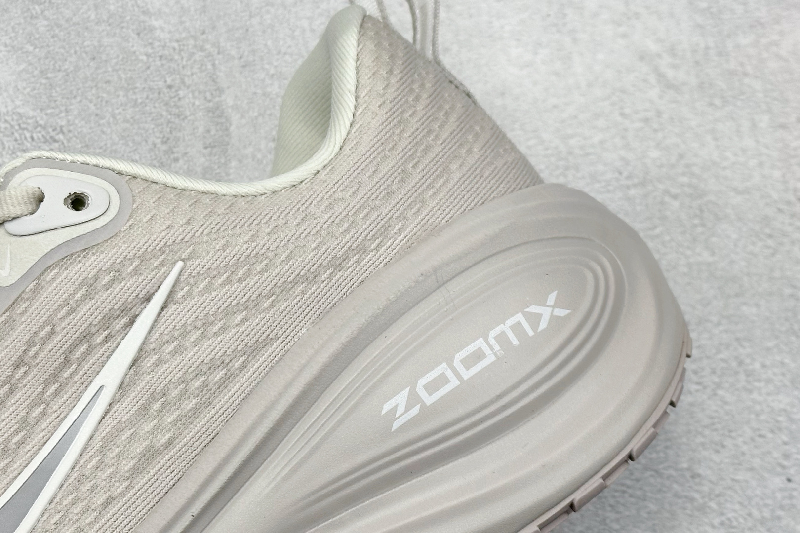 Nike Air Zoom Vomero Plus 耐克网面厚底气垫跑鞋 HV8150-001