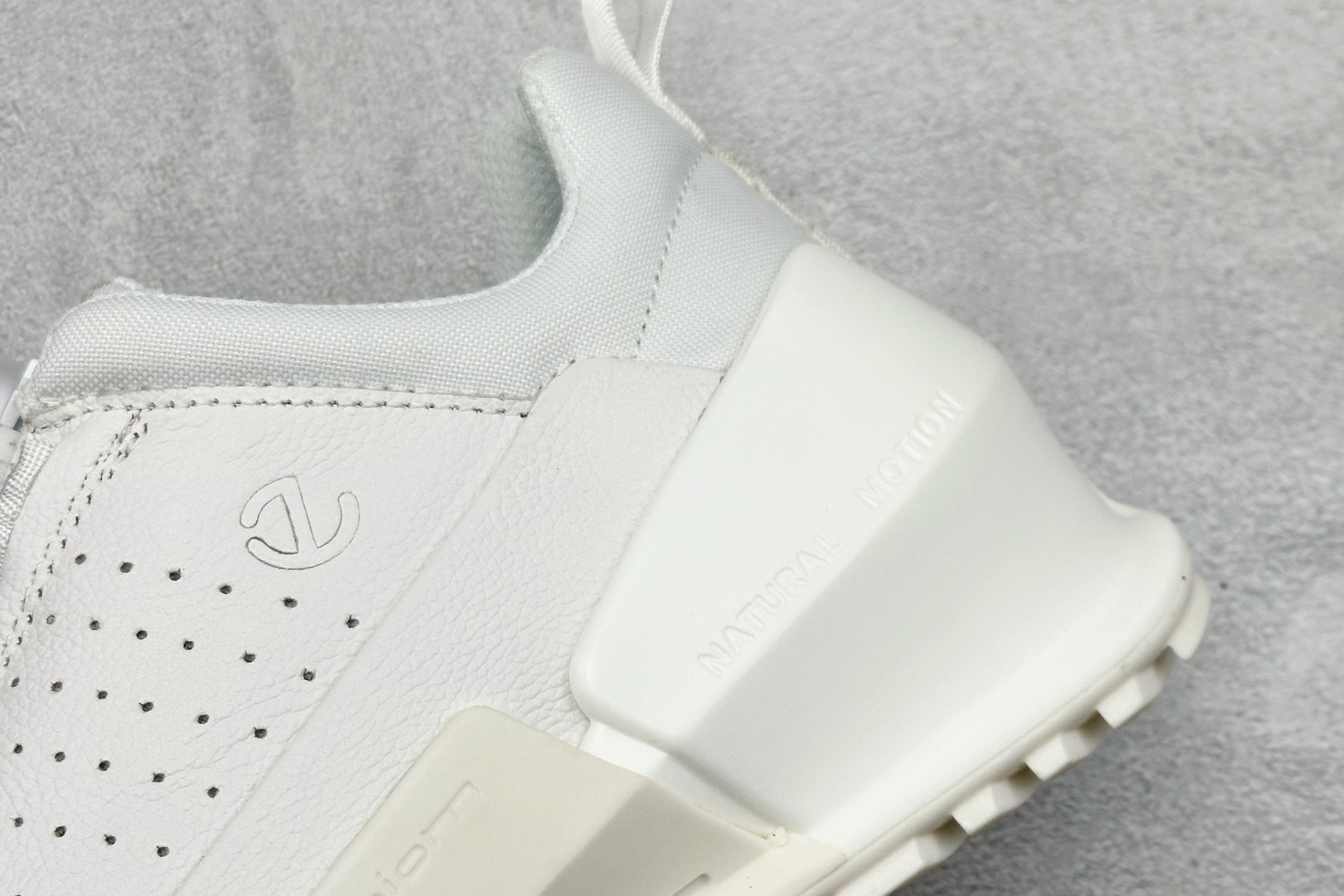 300 ECCO爱步男鞋 夏季运动鞋潮酷时尚跑步鞋 800874