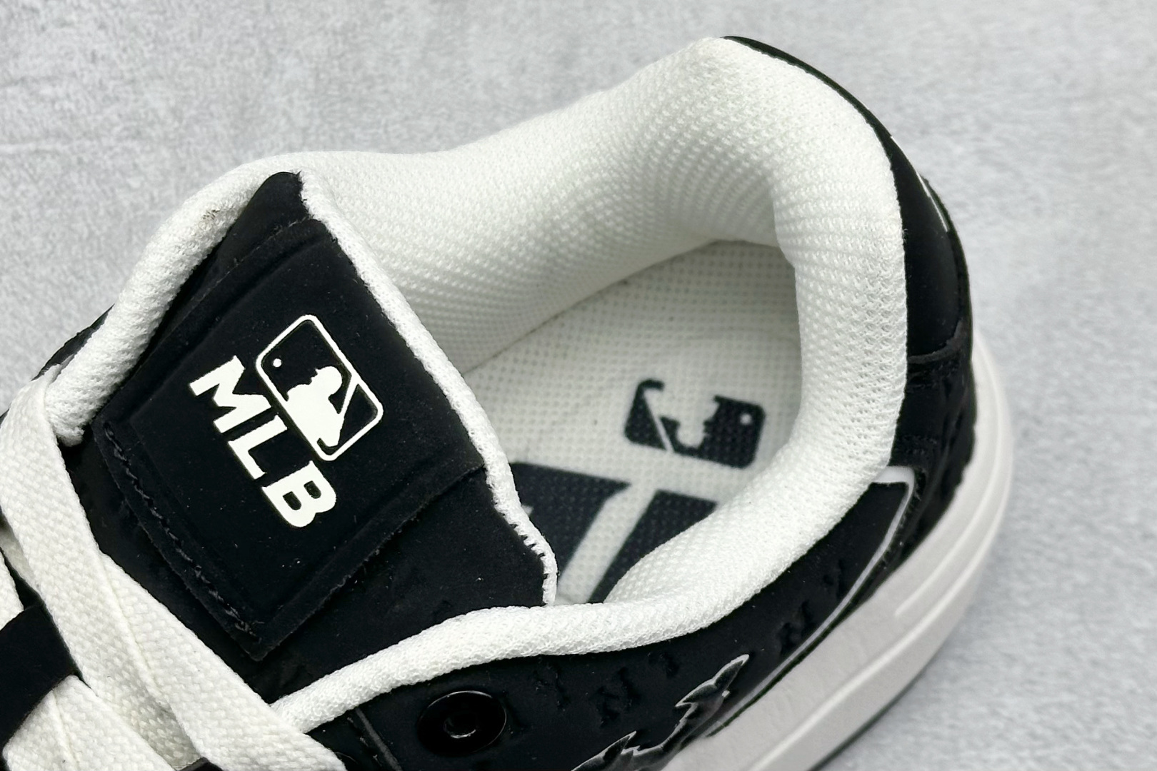 180 MLB CHUNKY LINER EMBO MONOGRAM 纽约洋基队 潮流时尚厚底运动鞋 3ASXE025N-Chinese UA Cheap High Quatity Brand Clothes Bags handbags Sneakers wholesale wholesaler seller from China Factory suppliers Fashion Clothing Shoes best Quality Beautiful Price 180 MLB CHUNKY LINER EMBO MONOGRAM 纽约洋基队 潮流时尚厚底运动鞋 3ASXE025N