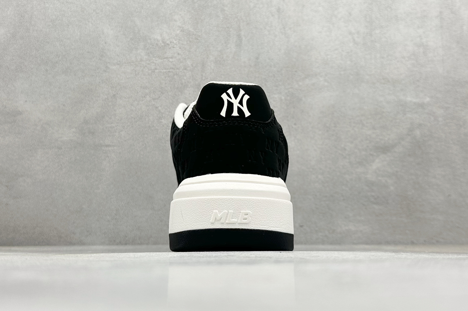 180 MLB CHUNKY LINER EMBO MONOGRAM 纽约洋基队 潮流时尚厚底运动鞋 3ASXE025N-Chinese UA Cheap High Quatity Brand Clothes Bags handbags Sneakers wholesale wholesaler seller from China Factory suppliers Fashion Clothing Shoes best Quality Beautiful Price 180 MLB CHUNKY LINER EMBO MONOGRAM 纽约洋基队 潮流时尚厚底运动鞋 3ASXE025N