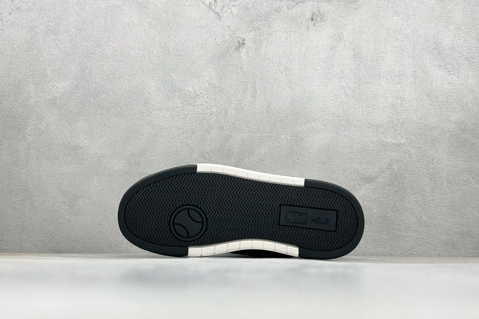 180 MLB CHUNKY LINER EMBO MONOGRAM 纽约洋基队 潮流时尚厚底运动鞋 3ASXE025N-Chinese UA Cheap High Quatity Brand Clothes Bags handbags Sneakers wholesale wholesaler seller from China Factory suppliers Fashion Clothing Shoes best Quality Beautiful Price 180 MLB CHUNKY LINER EMBO MONOGRAM 纽约洋基队 潮流时尚厚底运动鞋 3ASXE025N