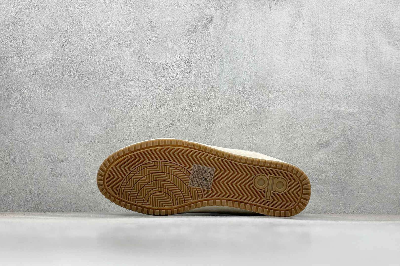 240 K版Alo Yoga Sunset Sneaker 徳训生活休闲鞋 米色 A0891U-Black