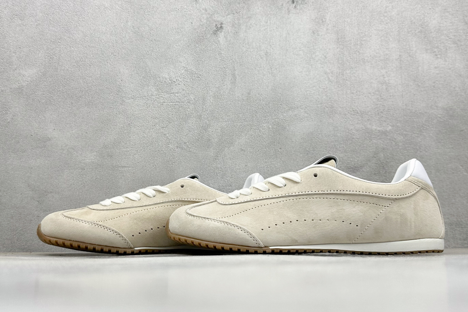 240 K版Alo Yoga Sunset Sneaker 徳训生活休闲鞋 米色 A0891U-Black