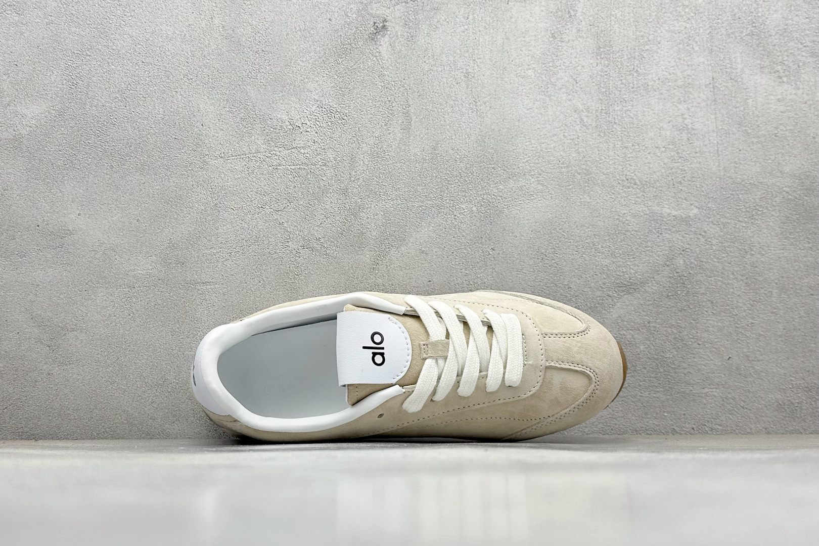 240 K版Alo Yoga Sunset Sneaker 徳训生活休闲鞋 米色 A0891U-Black