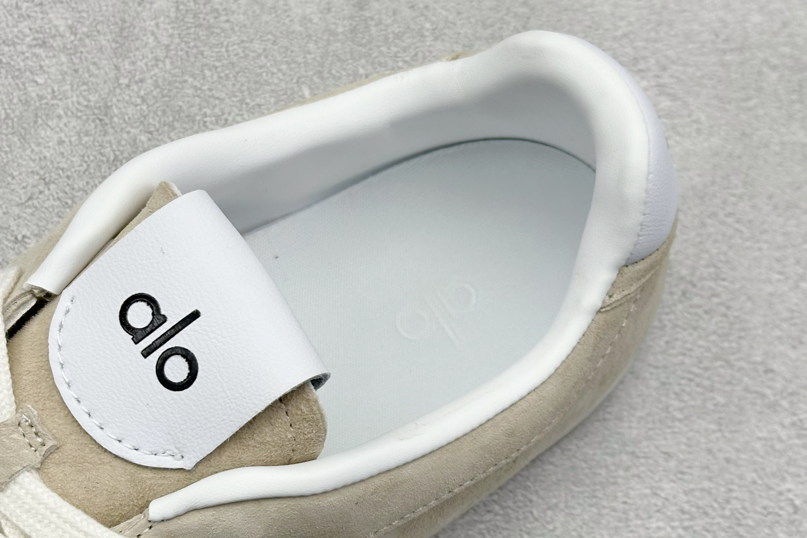 240 K版Alo Yoga Sunset Sneaker 徳训生活休闲鞋 米色 A0891U-Black