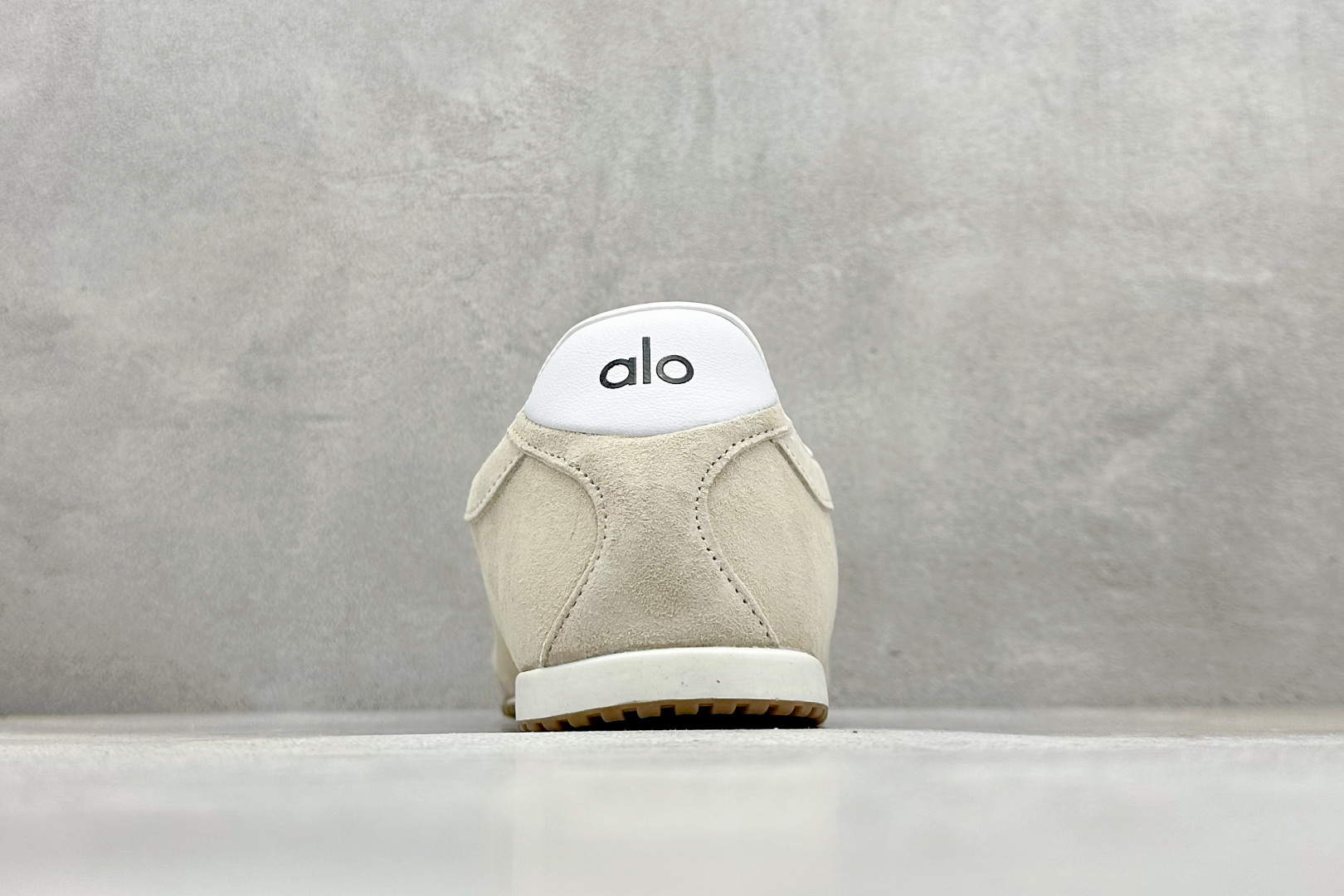 240 K版Alo Yoga Sunset Sneaker 徳训生活休闲鞋 米色 A0891U-Black