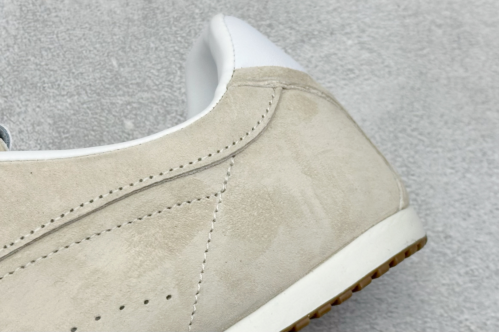 240 K版Alo Yoga Sunset Sneaker 徳训生活休闲鞋 米色 A0891U-Black