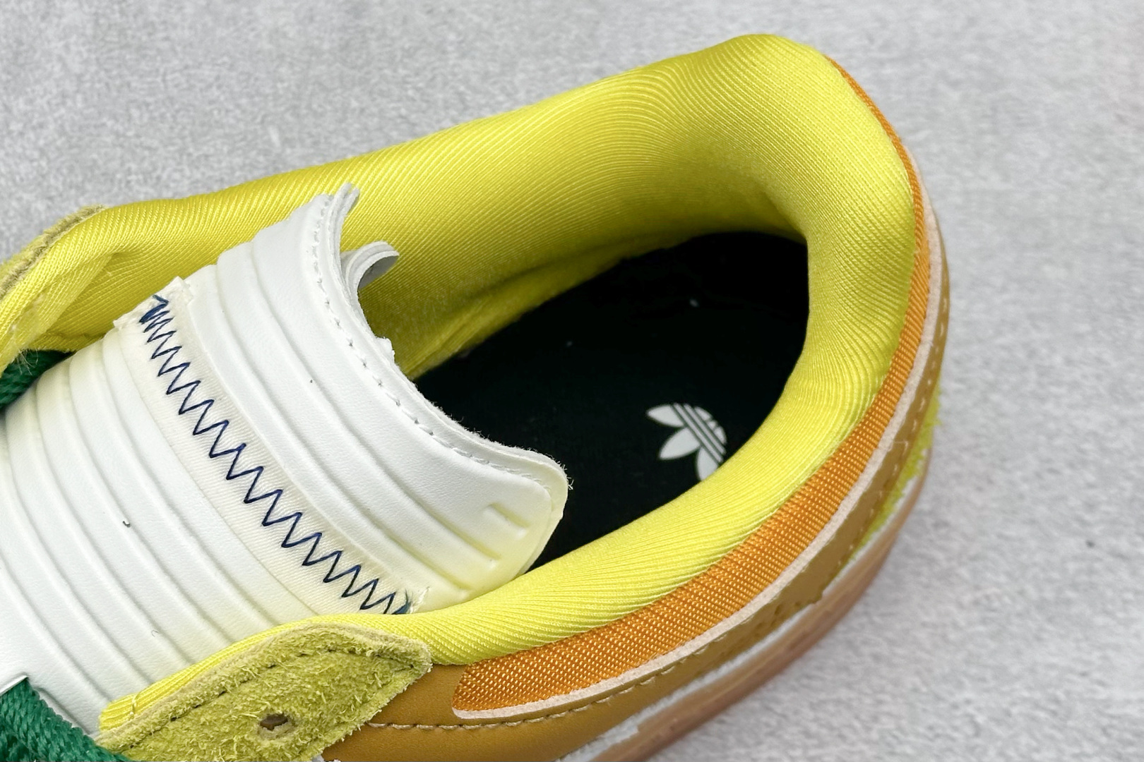 Bad Bunny x Adidas Gazelle Indoor 联名款 三叶草复古休闲防滑耐磨低帮板鞋 JS5051