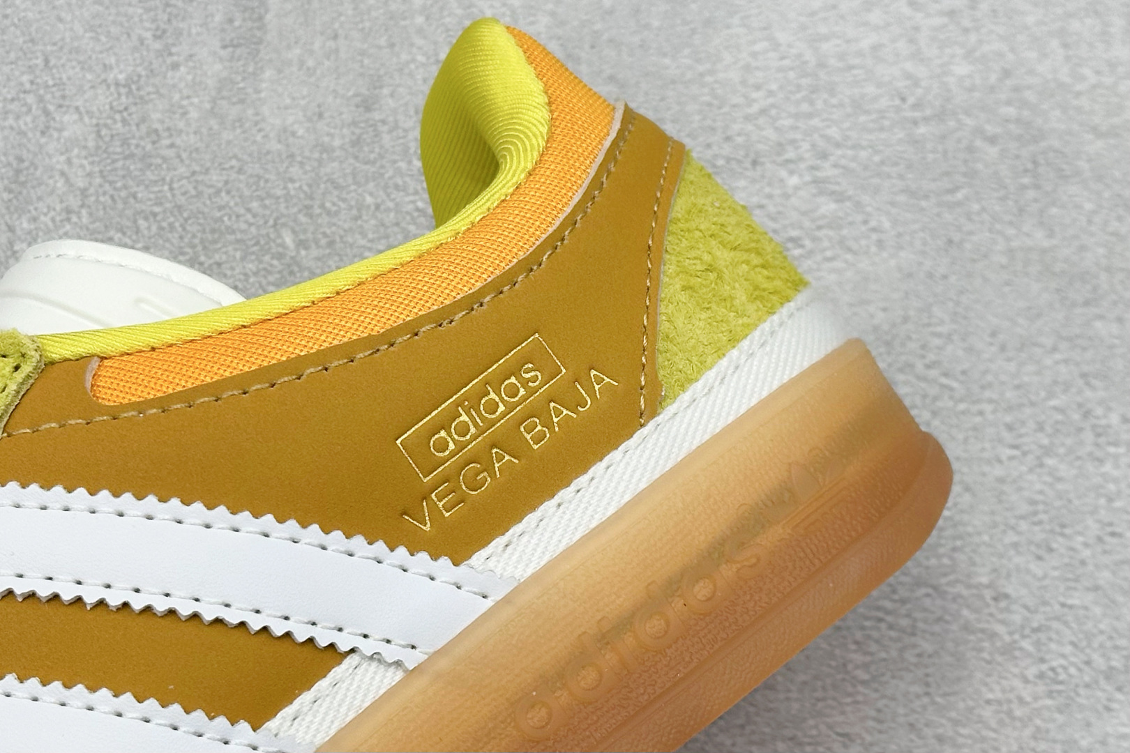 Bad Bunny x Adidas Gazelle Indoor 联名款 三叶草复古休闲防滑耐磨低帮板鞋 JS5051