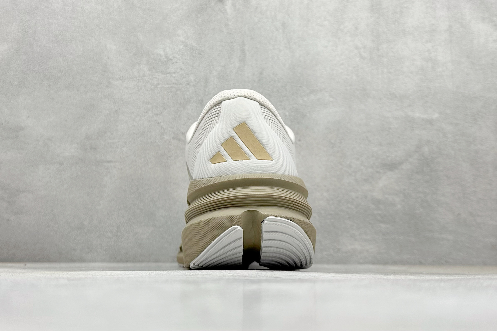 Adidas Originals Adistar 阿迪复古舒适防滑减震运动鞋 ID6188