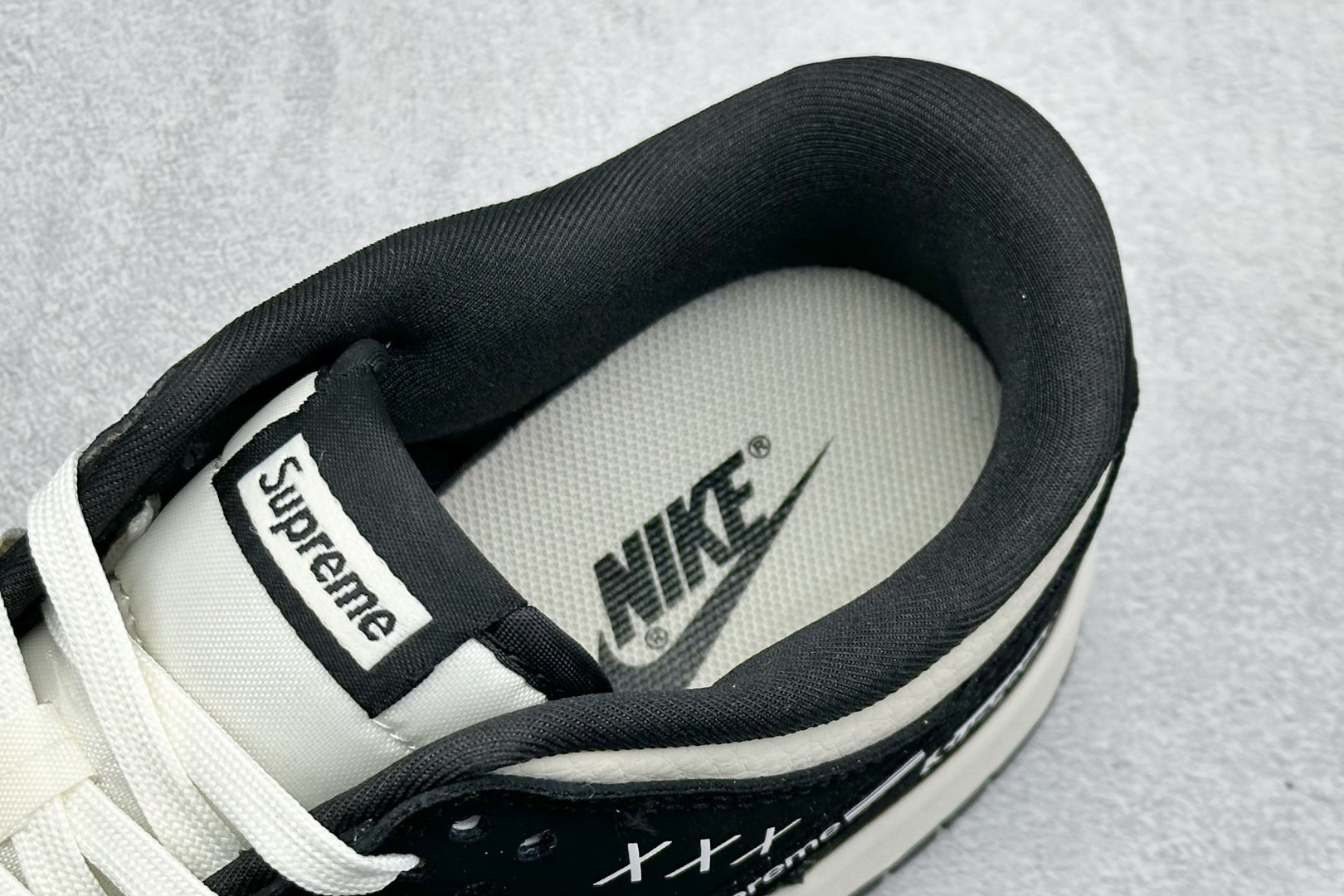 Nike SB Dunk Low “Superme联名------白黑Superme印花” 高端定制 低帮休闲板鞋 DS6608-013