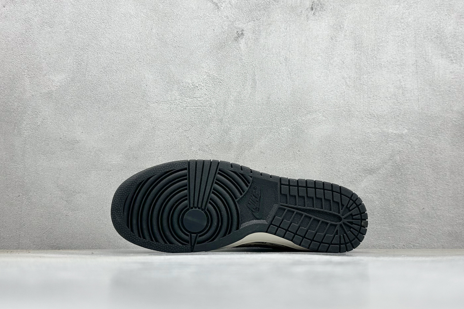 Nike SB Dunk Low “Superme联名------白黑Superme印花” 高端定制 低帮休闲板鞋 DS6608-013