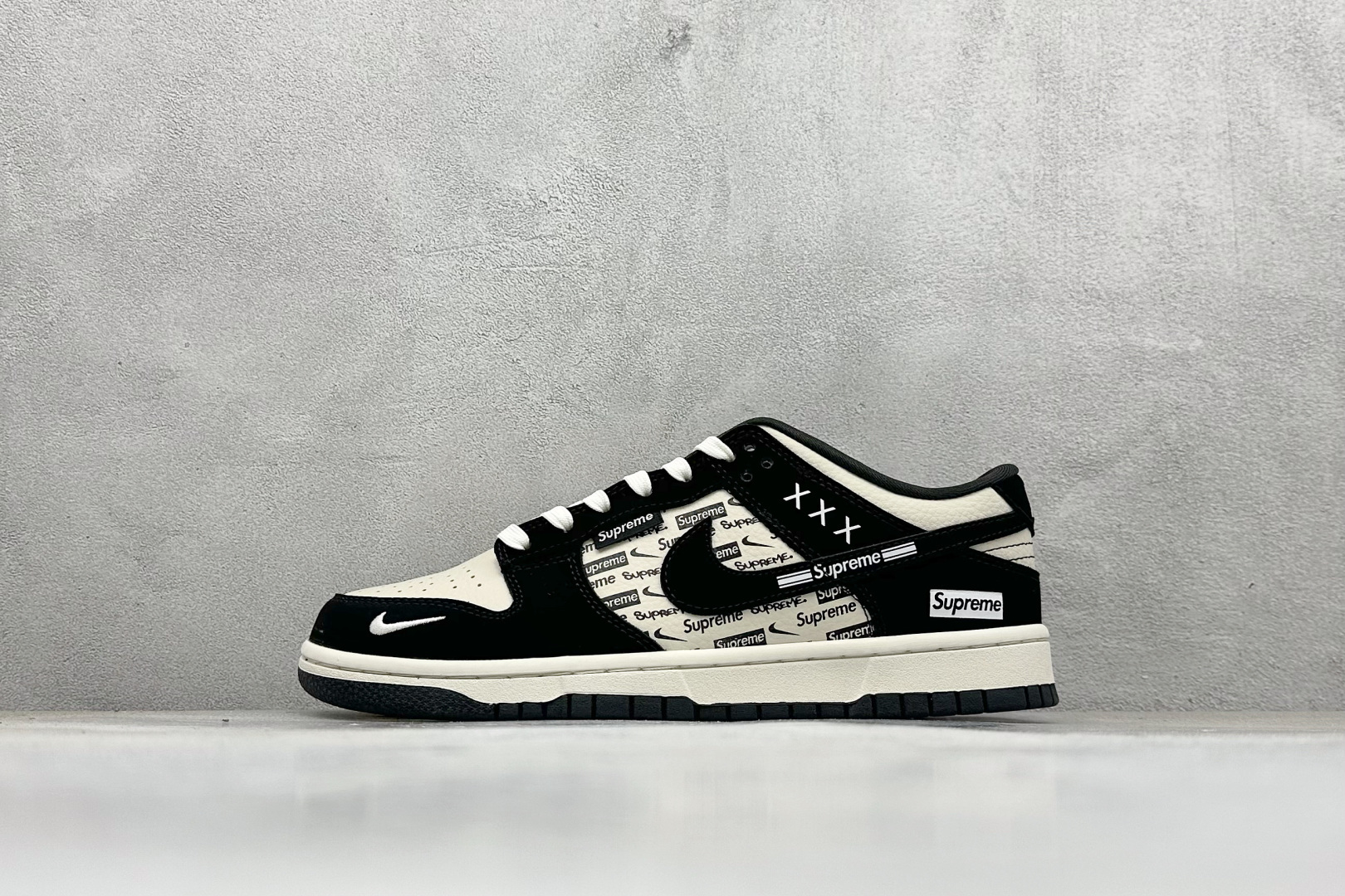 Nike SB Dunk Low “Superme联名——白黑Superme印花” 高端定制 低帮休闲板鞋 DS6608-013