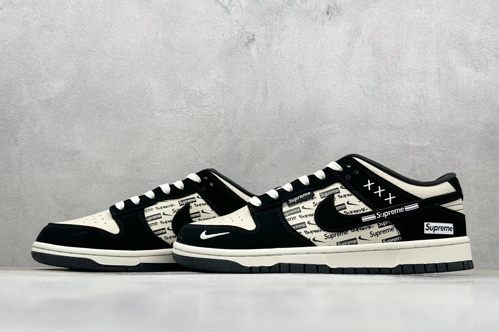 Nike SB Dunk Low “Superme联名------白黑Superme印花” 高端定制 低帮休闲板鞋 DS6608-013