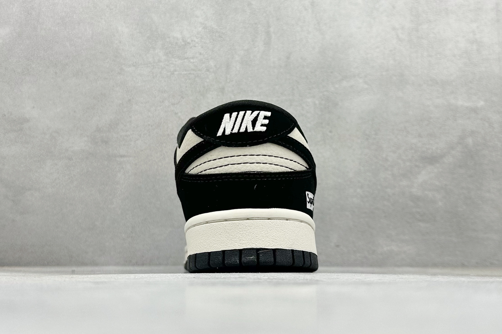 Nike SB Dunk Low “Superme联名------白黑Superme印花” 高端定制 低帮休闲板鞋 DS6608-013