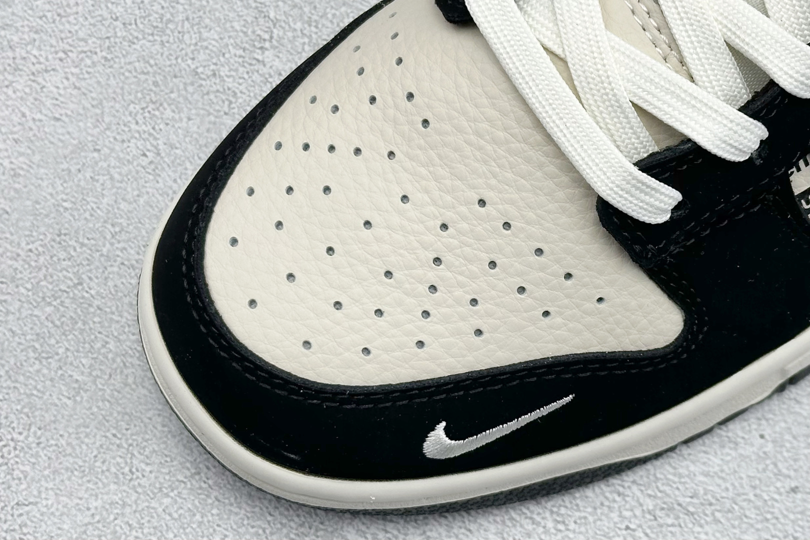 Nike SB Dunk Low “Superme联名------白黑Superme印花” 高端定制 低帮休闲板鞋 DS6608-013