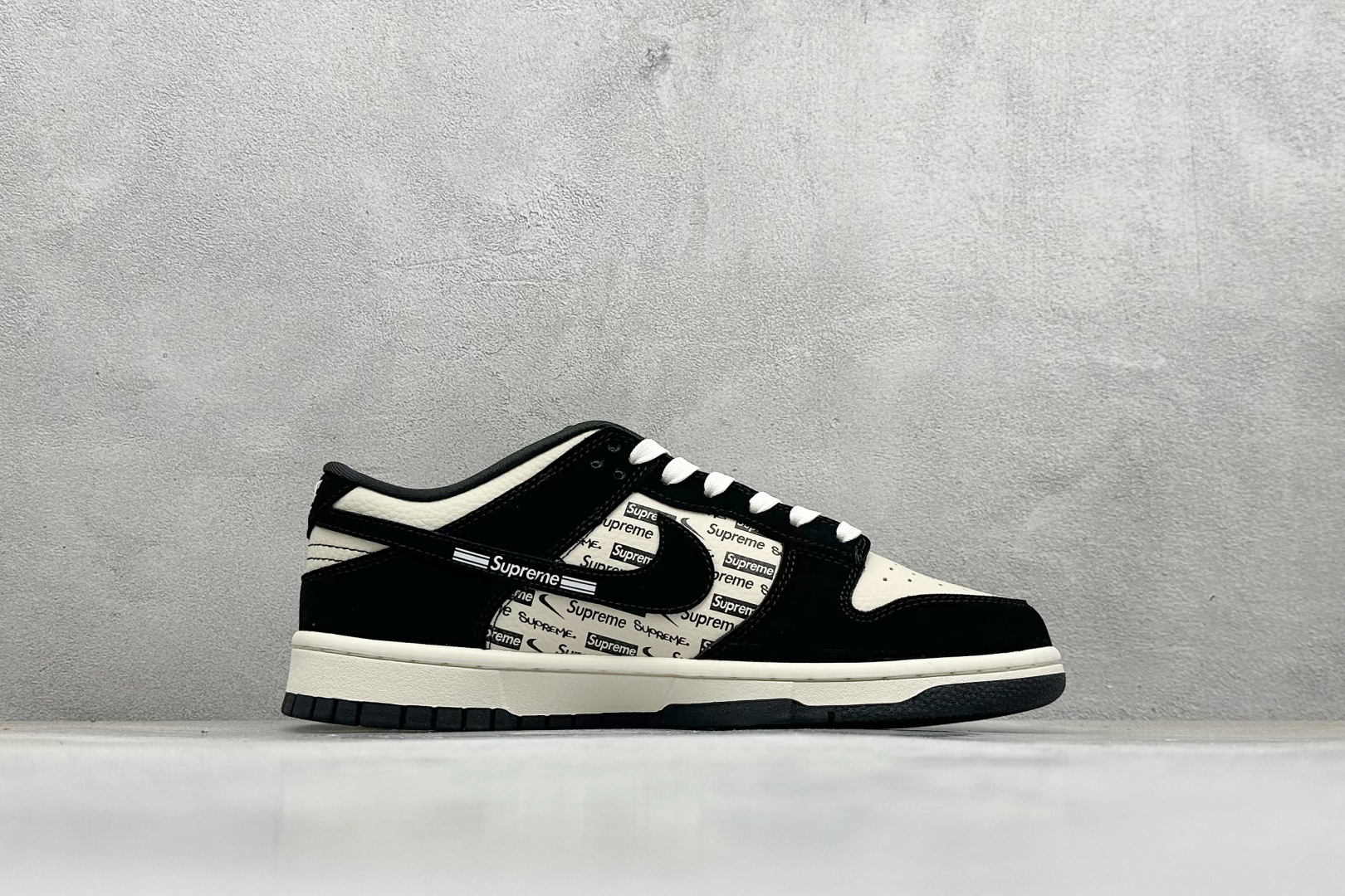 Nike SB Dunk Low “Superme联名------白黑Superme印花” 高端定制 低帮休闲板鞋 DS6608-013