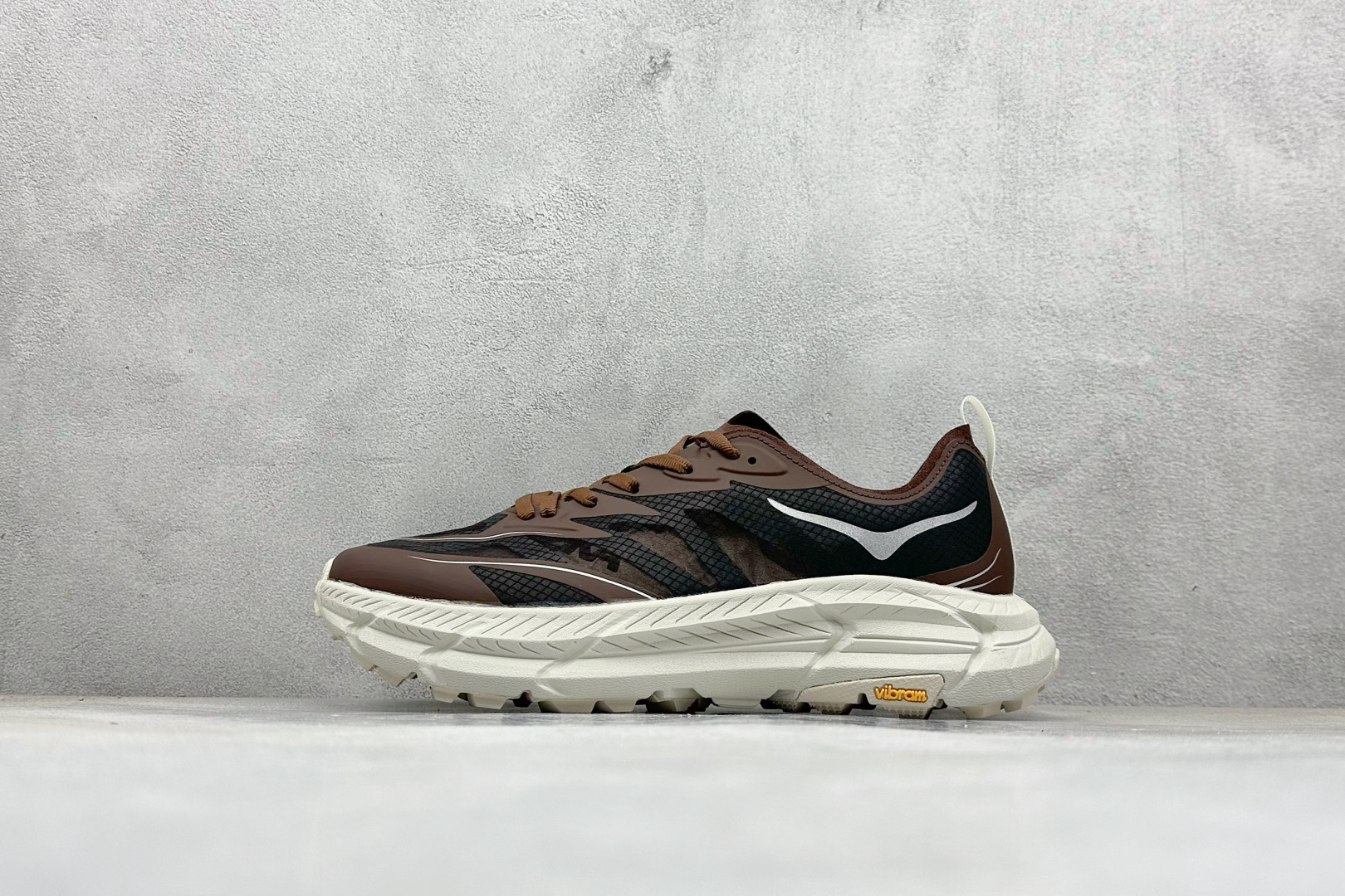 NO:604806,BF Welfare Terminal Store Satisfy xHOKA ONE ONE Mafate Speed low-top professional cross-country running shoes. This sneaker inherits the design of HOKA's classic cross-country shoe type MAFATE SPEED4, and further innovates and improves on this basis, making it suitable for outdoor cross-country running and full of fashionable elements. Its translucent upper design not only makes the shoe look lighter but also provides good breathability.  The protective tear-proof nylon fabric ensures durability in complex terrain. The use of double-layer ProFly midsole is another highlight of this shoe. The use of VIBRAM MEGAGRIP and LITEBASE outsole allows this shoe to maintain high grip and reduce the weight of the sole. Official item number: 1168450/CWTM Size: 36 36.5 37.5 38 38.5  39 40 40.5 41.5 42 42.5 43 44 44.5 45 encoding 26,19860909BF福利 终端放店 Satisfy xHOKA ONE ONE Mafate Speed 低帮专业越野跑步鞋 此球鞋继承了HOKA的经典越野鞋型MAFATE SPEED4的设计 更在此基础上进行了创新和提升 使得它既适合户外越野跑,又充满了时尚潮流的元素.它的半透明鞋面设计 不仅让鞋身看起来更加轻便 而且提供了良好的透气性 而保护性的防撕裂尼龙面料,则确保了在复杂地形中的耐用性. 双层ProFly中底的 用,是这款鞋的另一个亮点. VIBRAM MEGAGRIP及 LITEBASE大底的搭载,更是让这款鞋在保持高抓地力的 减轻了鞋底的重量 官方货号: 1168450/CWTM 尺码: 36 36.5 37.5 38 38.5 39 40 40.5 41.5 42 42.5 43 44 44.5 45 编码26,,Men's shoes