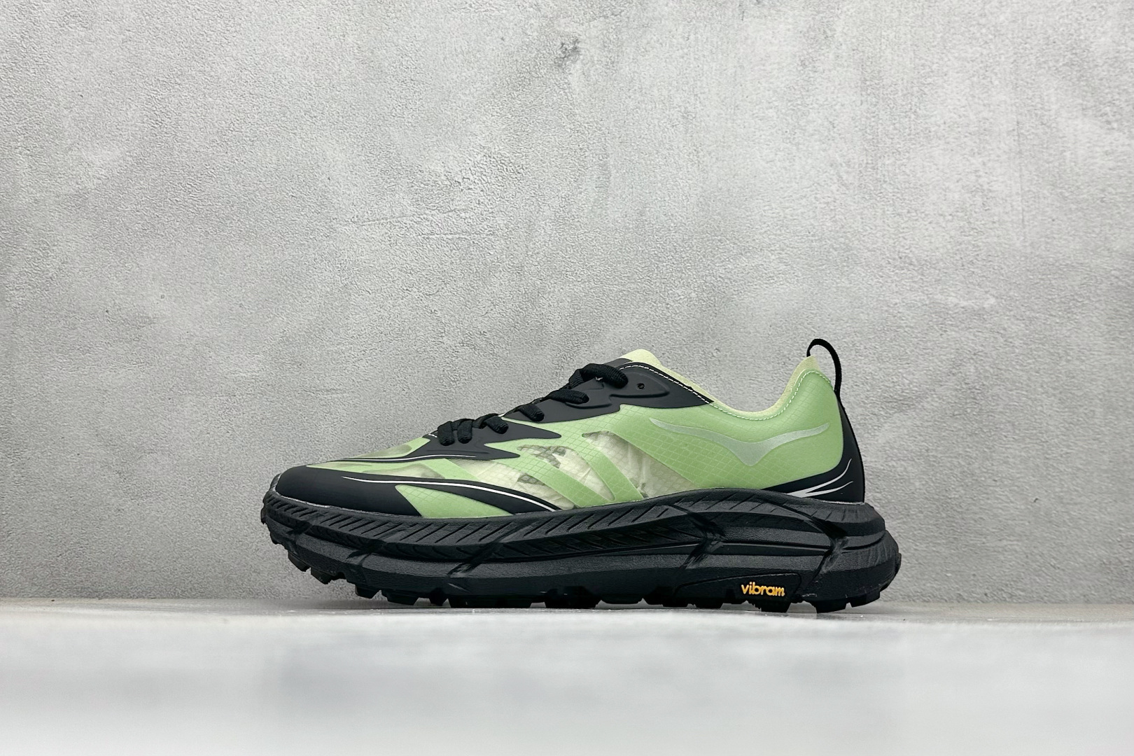 NO:604819,BF Welfare Terminal Store Satisfy xHOKA ONE ONE Mafate Speed low-top professional cross-country running shoes. This sneaker inherits the design of HOKA's classic cross-country shoe type MAFATE SPEED4, and further innovates and improves on this basis, making it suitable for outdoor cross-country running and full of fashionable elements. Its translucent upper design not only makes the shoe look lighter but also provides good breathability.  The protective tear-proof nylon fabric ensures durability in complex terrain. The use of double-layer ProFly midsole is another highlight of this shoe. The use of VIBRAM MEGAGRIP and LITEBASE outsole allows this shoe to maintain high grip and reduce the weight of the sole. Official item number: 1168450/LHC Size: 36 36.5 37.5 38 38.5  39 40 40.5 41.5 42 42.5 43 44 44.5 45 encoding 26,19860909BF福利 终端放店 Satisfy xHOKA ONE ONE Mafate Speed 低帮专业越野跑步鞋 此球鞋继承了HOKA的经典越野鞋型MAFATE SPEED4的设计 更在此基础上进行了创新和提升 使得它既适合户外越野跑,又充满了时尚潮流的元素.它的半透明鞋面设计 不仅让鞋身看起来更加轻便 而且提供了良好的透气性 而保护性的防撕裂尼龙面料,则确保了在复杂地形中的耐用性. 双层ProFly中底的 用,是这款鞋的另一个亮点. VIBRAM MEGAGRIP及 LITEBASE大底的搭载,更是让这款鞋在保持高抓地力的 减轻了鞋底的重量 官方货号: 1168450/LHC 尺码: 36 36.5 37.5 38 38.5 39 40 40.5 41.5 42 42.5 43 44 44.5 45 编码26,,Men's shoes