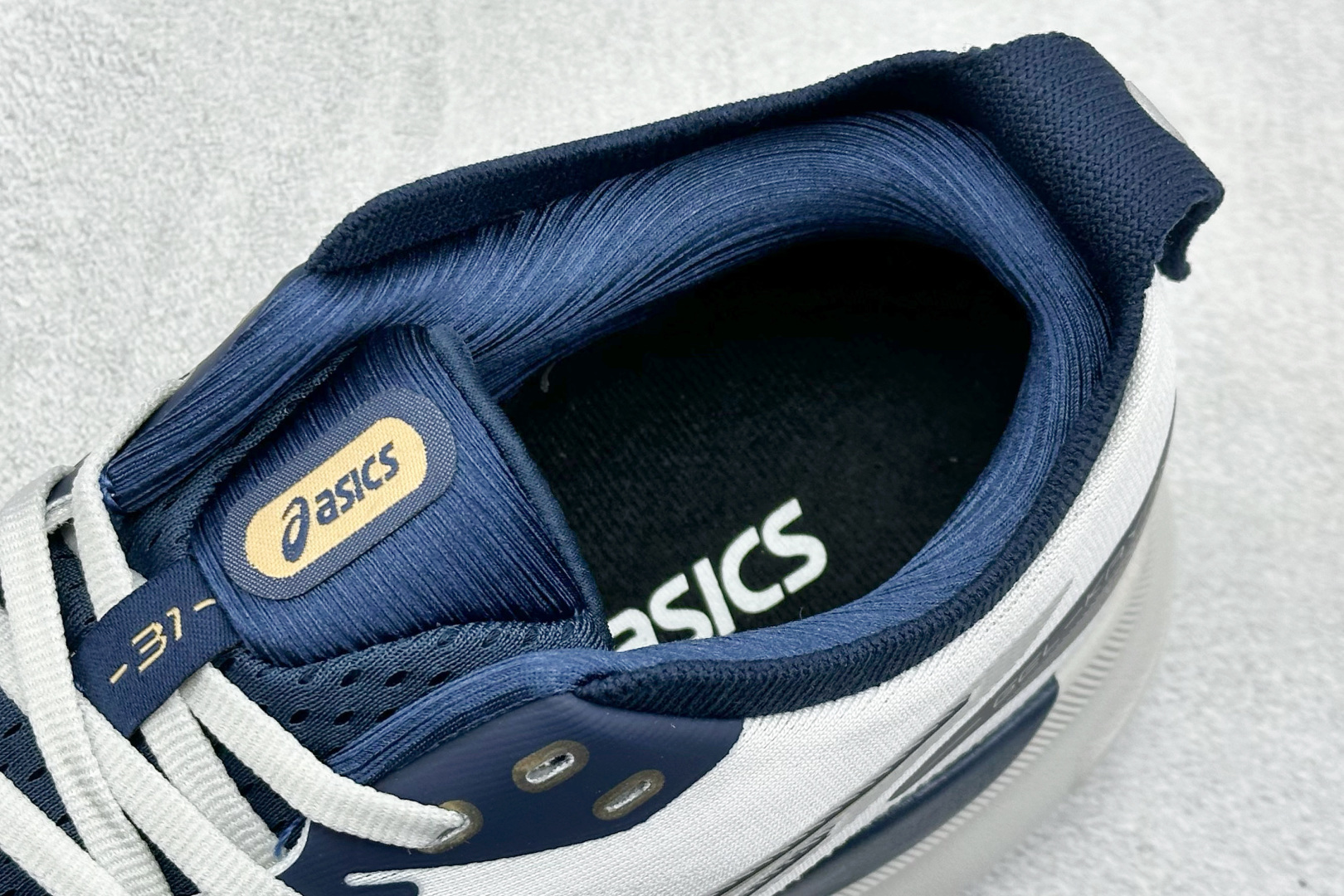 180 Asics Gel-Kayano 31代 亚瑟士运动休闲透气专业跑鞋 1011B995-021