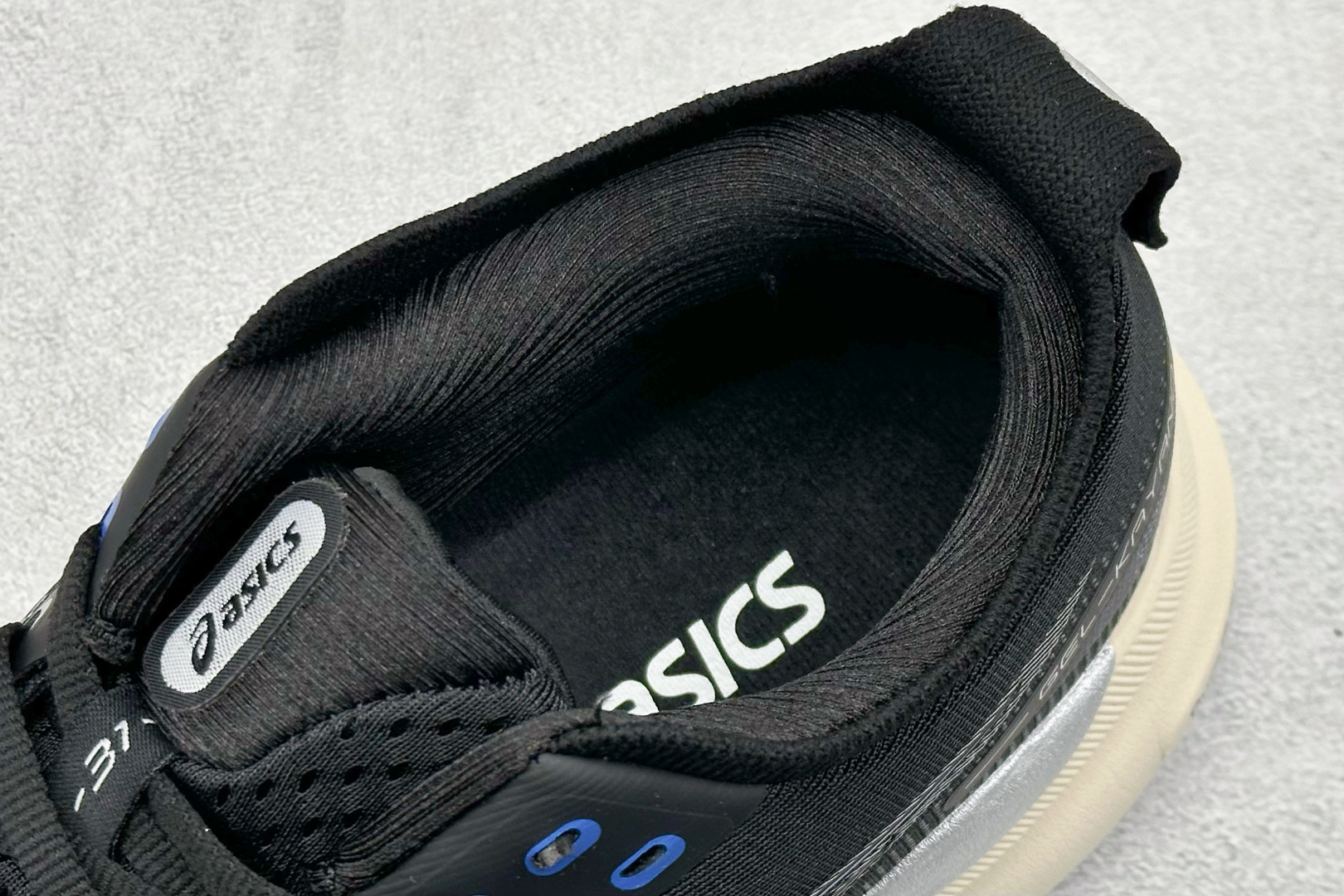 180 Asics Gel-Kayano 31代 亚瑟士运动休闲透气专业跑鞋 1011B995-001