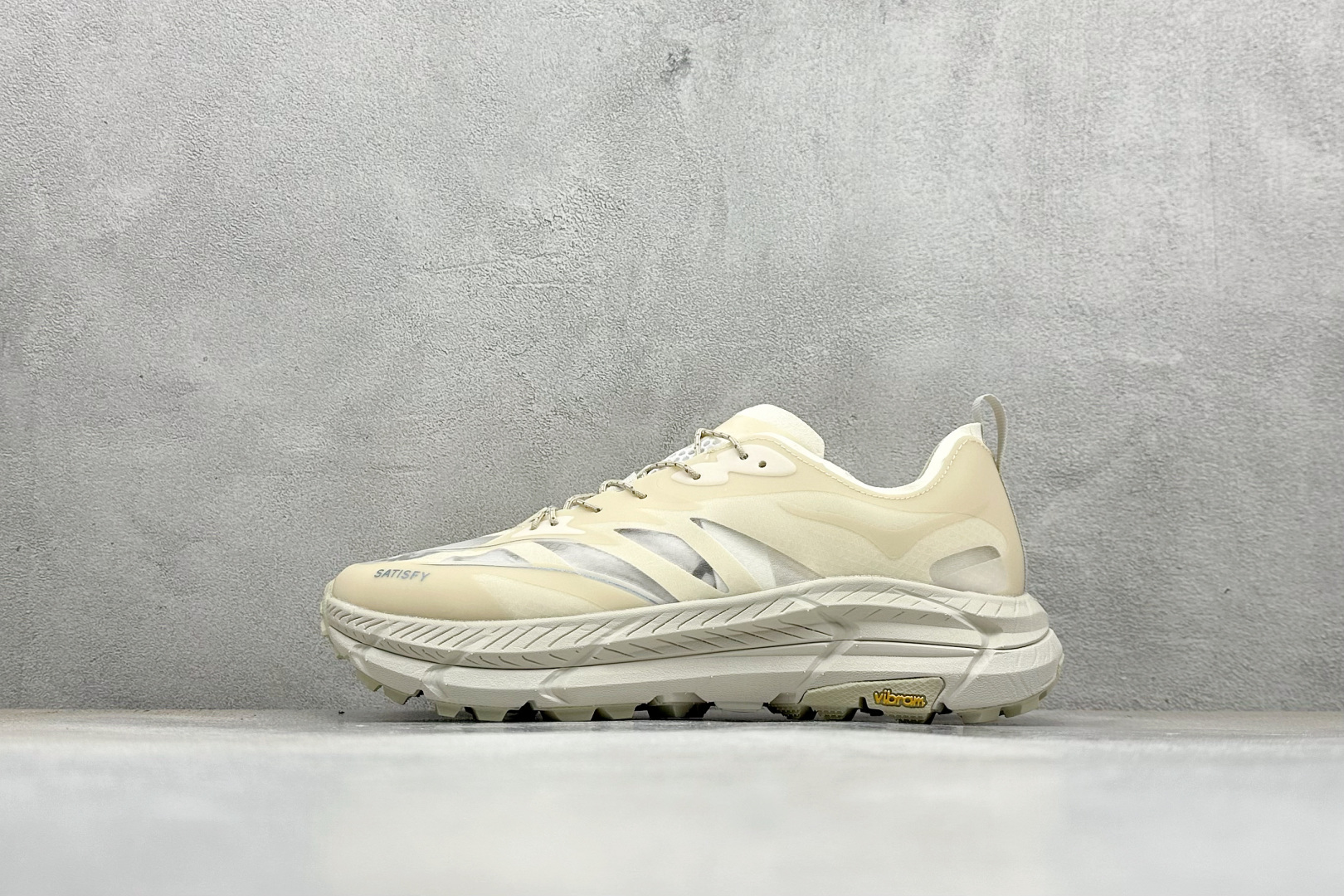 NO:604825,BF Welfare Terminal Store Satisfy xHOKA ONE ONE Mafate Speed low-top professional cross-country running shoes. This sneaker inherits the design of HOKA's classic cross-country shoe type MAFATE SPEED4, and further innovates and improves on this basis, making it suitable for outdoor cross-country running and full of fashionable elements. Its translucent upper design not only makes the shoe look lighter but also provides good breathability.  The protective tear-proof nylon fabric ensures durability in complex terrain. The use of double-layer ProFly midsole is another highlight of this shoe. The use of VIBRAM MEGAGRIP and LITEBASE outsole allows this shoe to maintain high grip and reduce the weight of the sole. Official item number: 1157050-BONE Size: 36 36.5 37.5 38 38.5  39 40 40.5 41.5 42 42.5 43 44 44.5 45 encoding 26,19860909BF福利 终端放店 Satisfy xHOKA ONE ONE Mafate Speed 低帮专业越野跑步鞋 此球鞋继承了HOKA的经典越野鞋型MAFATE SPEED4的设计 更在此基础上进行了创新和提升 使得它既适合户外越野跑,又充满了时尚潮流的元素.它的半透明鞋面设计 不仅让鞋身看起来更加轻便 而且提供了良好的透气性 而保护性的防撕裂尼龙面料,则确保了在复杂地形中的耐用性. 双层ProFly中底的 用,是这款鞋的另一个亮点. VIBRAM MEGAGRIP及 LITEBASE大底的搭载,更是让这款鞋在保持高抓地力的 减轻了鞋底的重量 官方货号: 1157050-BONE 尺码: 36 36.5 37.5 38 38.5 39 40 40.5 41.5 42 42.5 43 44 44.5 45 编码26,,Men's shoes