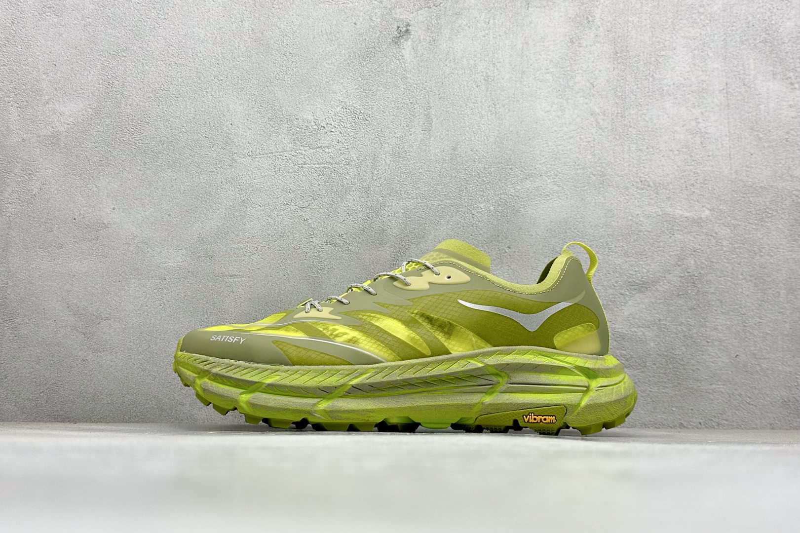 NO:604834,BF Welfare Terminal Store Satisfy xHOKA ONE ONE Mafate Speed low-top professional cross-country running shoes. This sneaker inherits the design of HOKA's classic cross-country shoe type MAFATE SPEED4, and further innovates and improves on this basis, making it suitable for outdoor cross-country running and full of fashionable elements. Its translucent upper design not only makes the shoe look lighter but also provides good breathability.  The protective tear-proof nylon fabric ensures durability in complex terrain. The use of double-layer ProFly midsole is another highlight of this shoe. The use of VIBRAM MEGAGRIP and LITEBASE outsole allows this shoe to maintain high grip and reduce the weight of the sole. Official item number: 1157050-SLFR Size: 36 36.5 37.5 38 38.5  39 40 40.5 41.5 42 42.5 43 44 44.5 45 encoding 26,19860909BF福利 终端放店 Satisfy xHOKA ONE ONE Mafate Speed 低帮专业越野跑步鞋 此球鞋继承了HOKA的经典越野鞋型MAFATE SPEED4的设计 更在此基础上进行了创新和提升 使得它既适合户外越野跑,又充满了时尚潮流的元素.它的半透明鞋面设计 不仅让鞋身看起来更加轻便 而且提供了良好的透气性 而保护性的防撕裂尼龙面料,则确保了在复杂地形中的耐用性. 双层ProFly中底的 用,是这款鞋的另一个亮点. VIBRAM MEGAGRIP及 LITEBASE大底的搭载,更是让这款鞋在保持高抓地力的 减轻了鞋底的重量 官方货号: 1157050-SLFR 尺码: 36 36.5 37.5 38 38.5 39 40 40.5 41.5 42 42.5 43 44 44.5 45 编码26,,Men's shoes