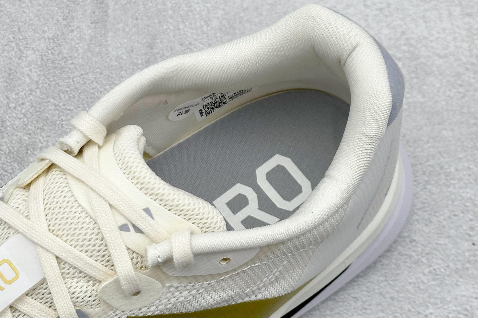 RS版Adidas ADIZERO BOSTON 13 泡棉搭配碳纤维板 缓震透气跑步鞋 专为中长跑而设