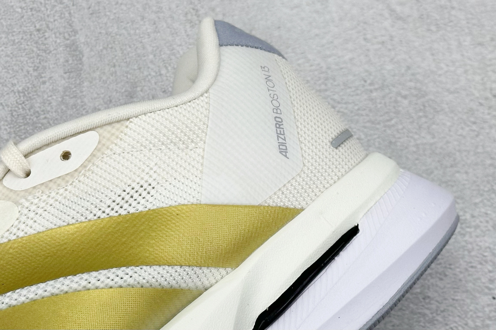 RS版Adidas ADIZERO BOSTON 13 泡棉搭配碳纤维板 缓震透气跑步鞋 专为中长跑而设