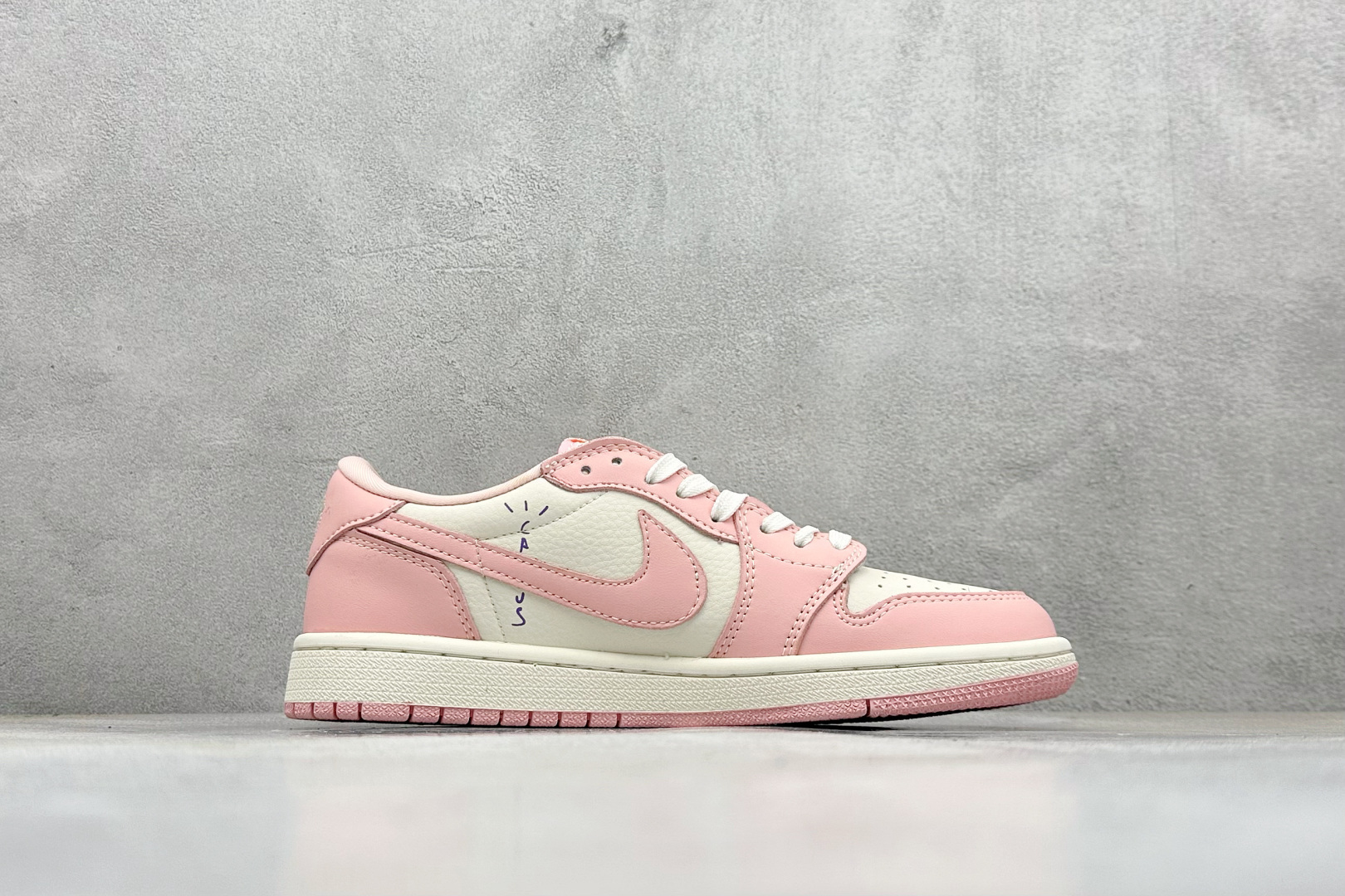 Travis Scott x Nike Air Jordan 1 Low x LABUBU Air Jordan 1 Low 反转粉白倒钩 DD7866-114