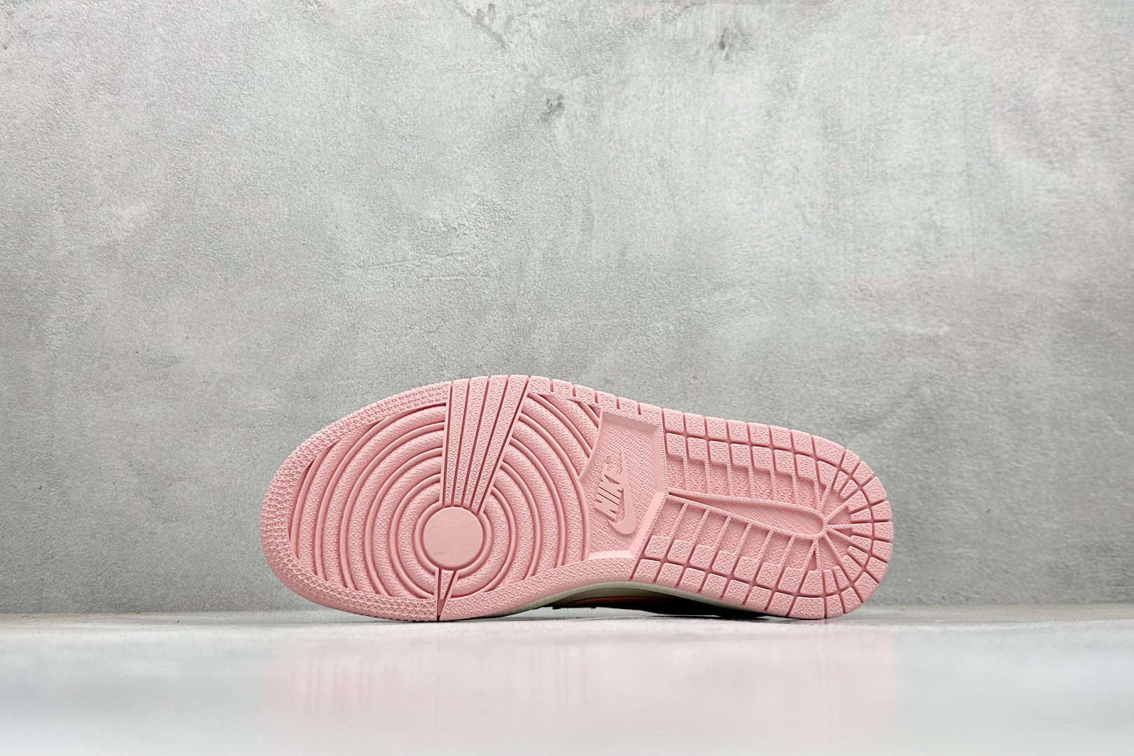 Travis Scott x Nike Air Jordan 1 Low x LABUBU Air Jordan 1 Low 反转粉白倒钩 DD7866-114