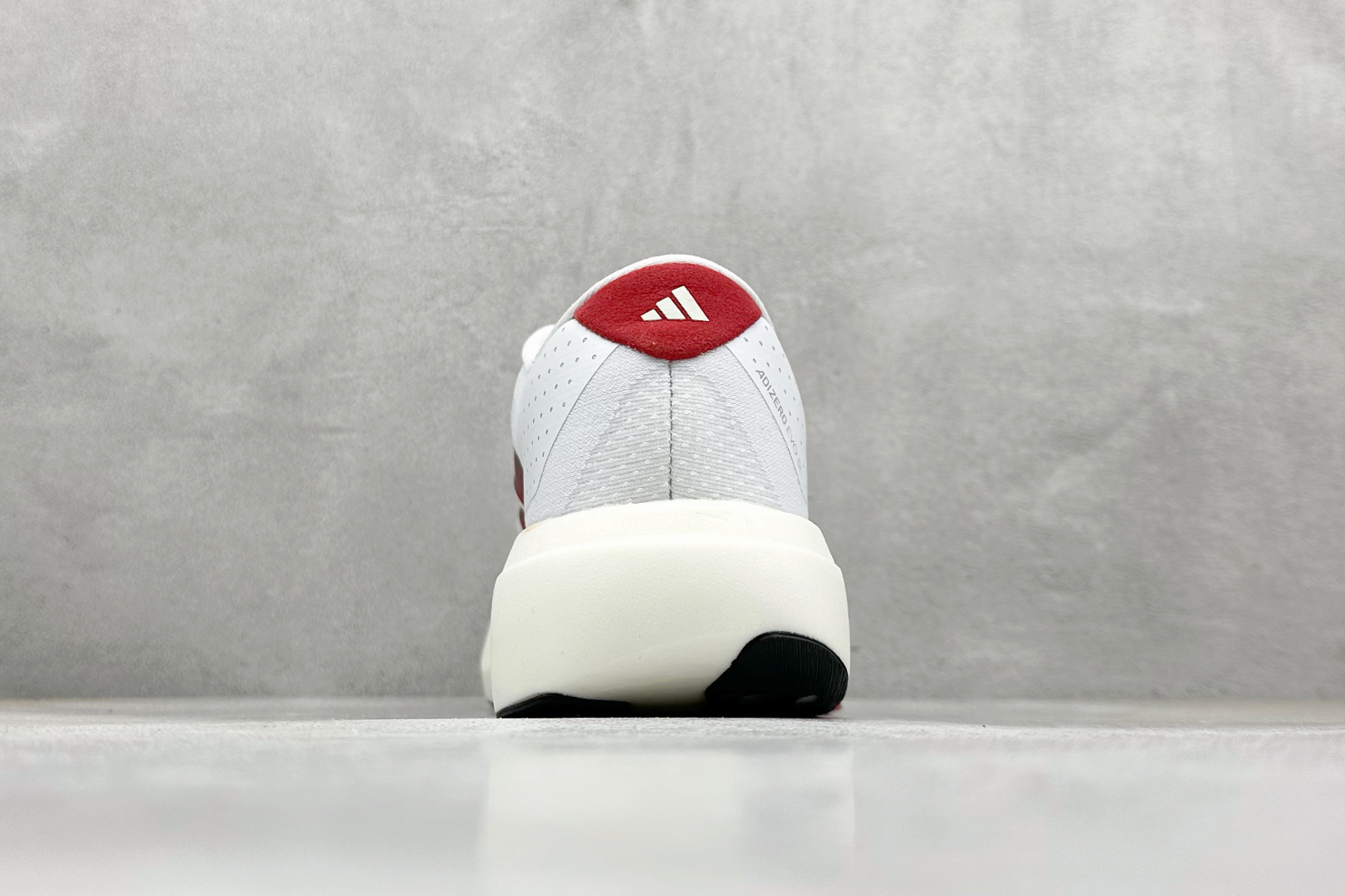 终端放店【纯原】 Adidas Adizero Evo SL 阿迪超轻透气缓震跑鞋整体外观造型与adiZ