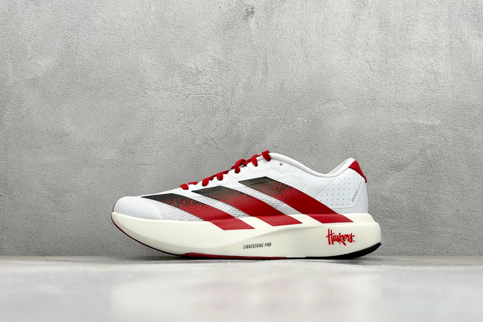 终端放店【纯原】 Adidas Adizero Evo SL 阿迪超轻透气缓震跑鞋整体外观造型与adiZ