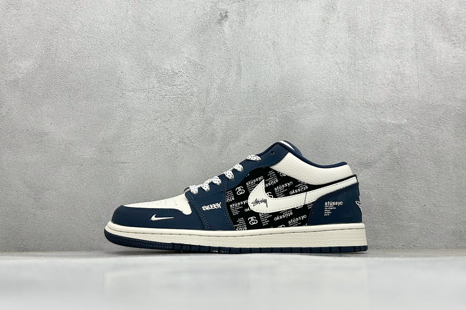 Air Jordan 1 Low AJ1 乔1 “斯图西联名—米白黑蓝印花”高端定制 低帮复古篮球鞋 LD8888-004 Air Jordan 1 Low AJ1 乔1 “斯图西联名—米白黑蓝印花”高端定制 低帮复古篮球鞋 LD8888-004