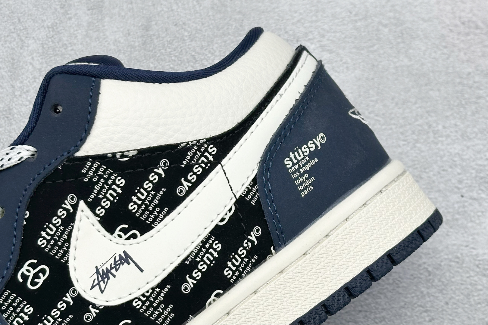 Air Jordan 1 Low AJ1 乔1 “斯图西联名---米白黑蓝印花”高端定制 低帮复古篮球鞋 LD8888-004-莆田鞋,莆田鞋货源,高仿鞋,高仿鞋货源,安福档口,莆田高仿鞋,莆田鞋批发,高仿鞋批发,莆田高仿运动鞋,高仿运动鞋,莆田运动鞋 Air Jordan 1 Low AJ1 乔1 “斯图西联名---米白黑蓝印花”高端定制 低帮复古篮球鞋 LD8888-004