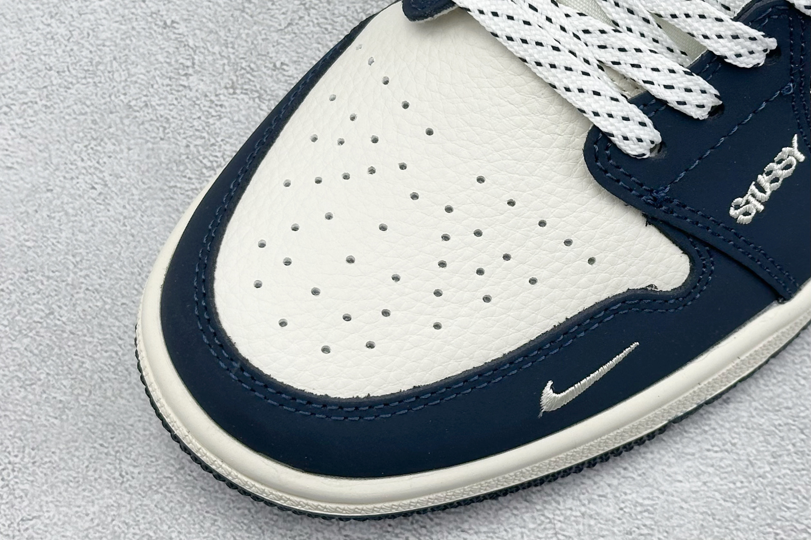 Air Jordan 1 Low AJ1 乔1 “斯图西联名---米白黑蓝印花”高端定制 低帮复古篮球鞋 LD8888-004-莆田鞋,莆田鞋货源,高仿鞋,高仿鞋货源,安福档口,莆田高仿鞋,莆田鞋批发,高仿鞋批发,莆田高仿运动鞋,高仿运动鞋,莆田运动鞋 Air Jordan 1 Low AJ1 乔1 “斯图西联名---米白黑蓝印花”高端定制 低帮复古篮球鞋 LD8888-004